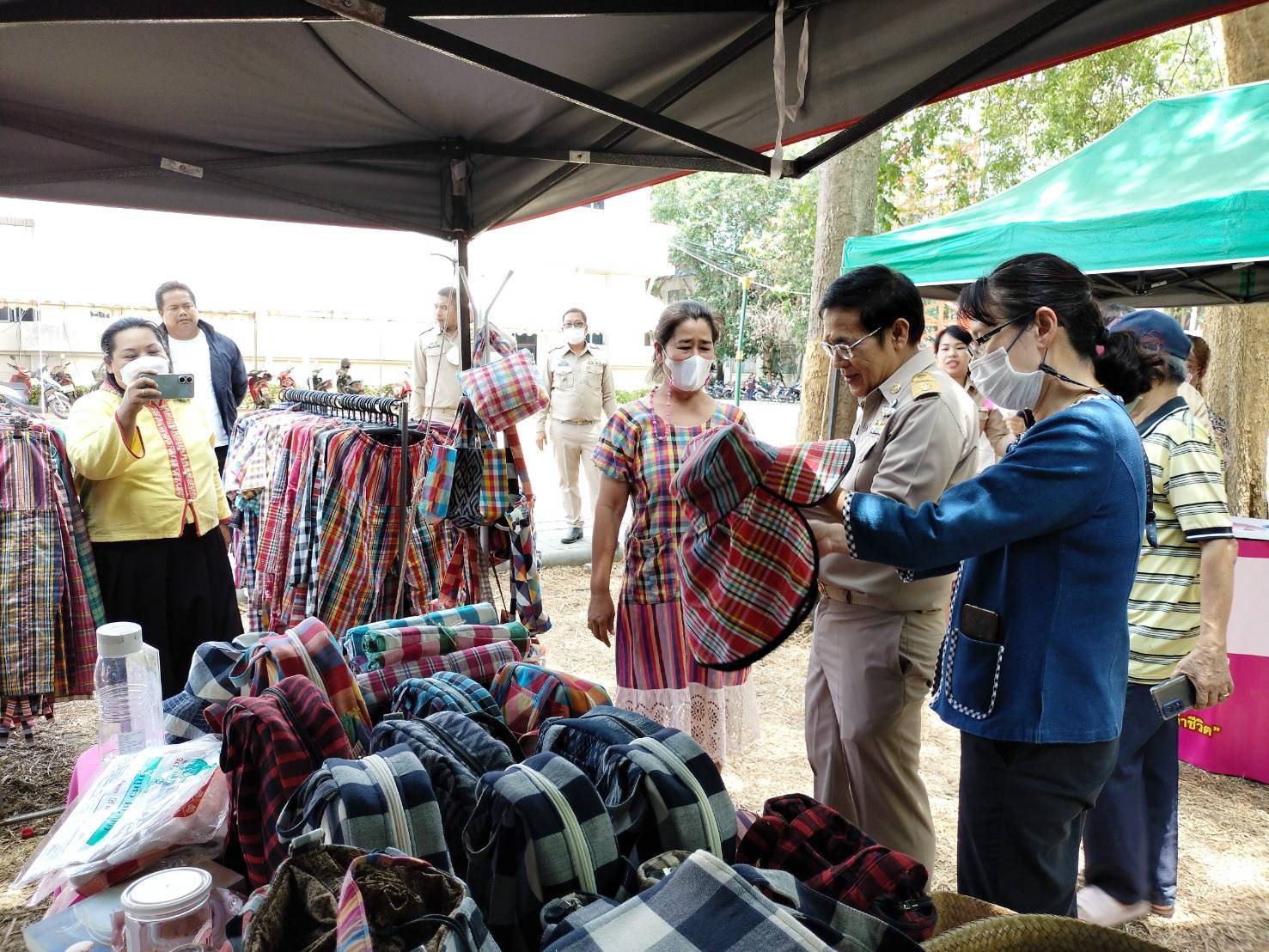 พช.กาญจนบุรี ปลื้ม !!! “ตลาดสตรีสีชมพู” ยอดจำหน่ายรวมทะลุเป้า หลักแสน พร้อมลุยเดินหน้าจัดกิจกรรมอย่างต่อเนื่องสร้างรอยยิ้มให้ผู้ประกอบการและผู้บริโภค