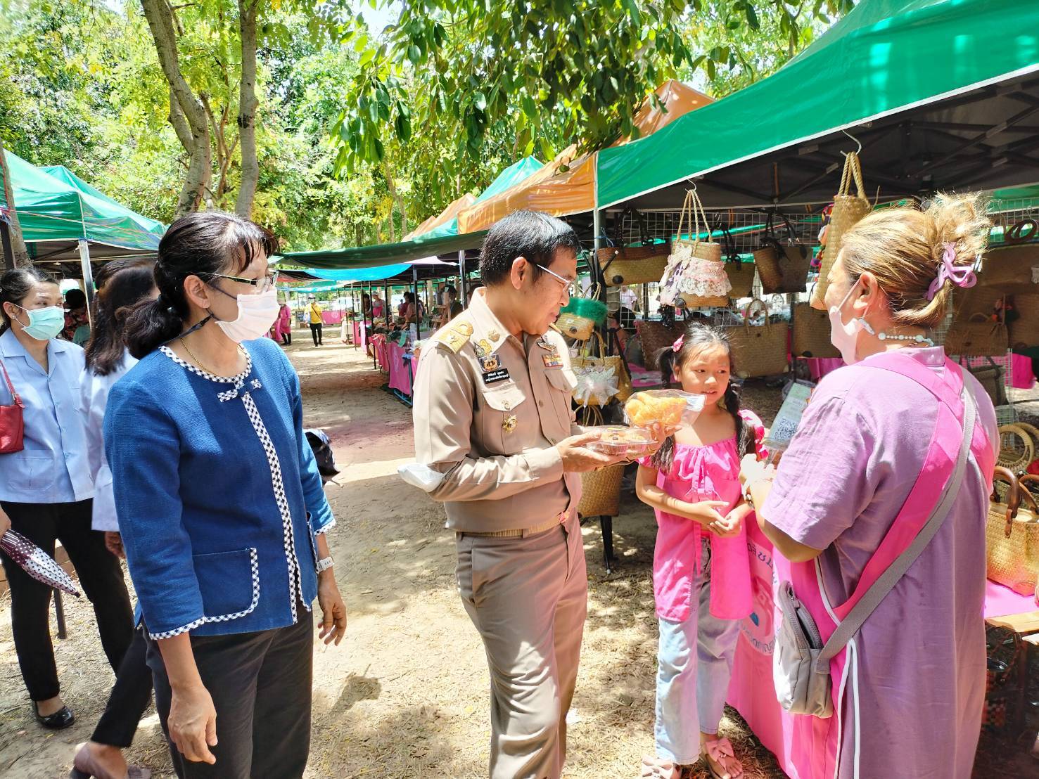 พช.กาญจนบุรี ปลื้ม !!! “ตลาดสตรีสีชมพู” ยอดจำหน่ายรวมทะลุเป้า หลักแสน พร้อมลุยเดินหน้าจัดกิจกรรมอย่างต่อเนื่องสร้างรอยยิ้มให้ผู้ประกอบการและผู้บริโภค