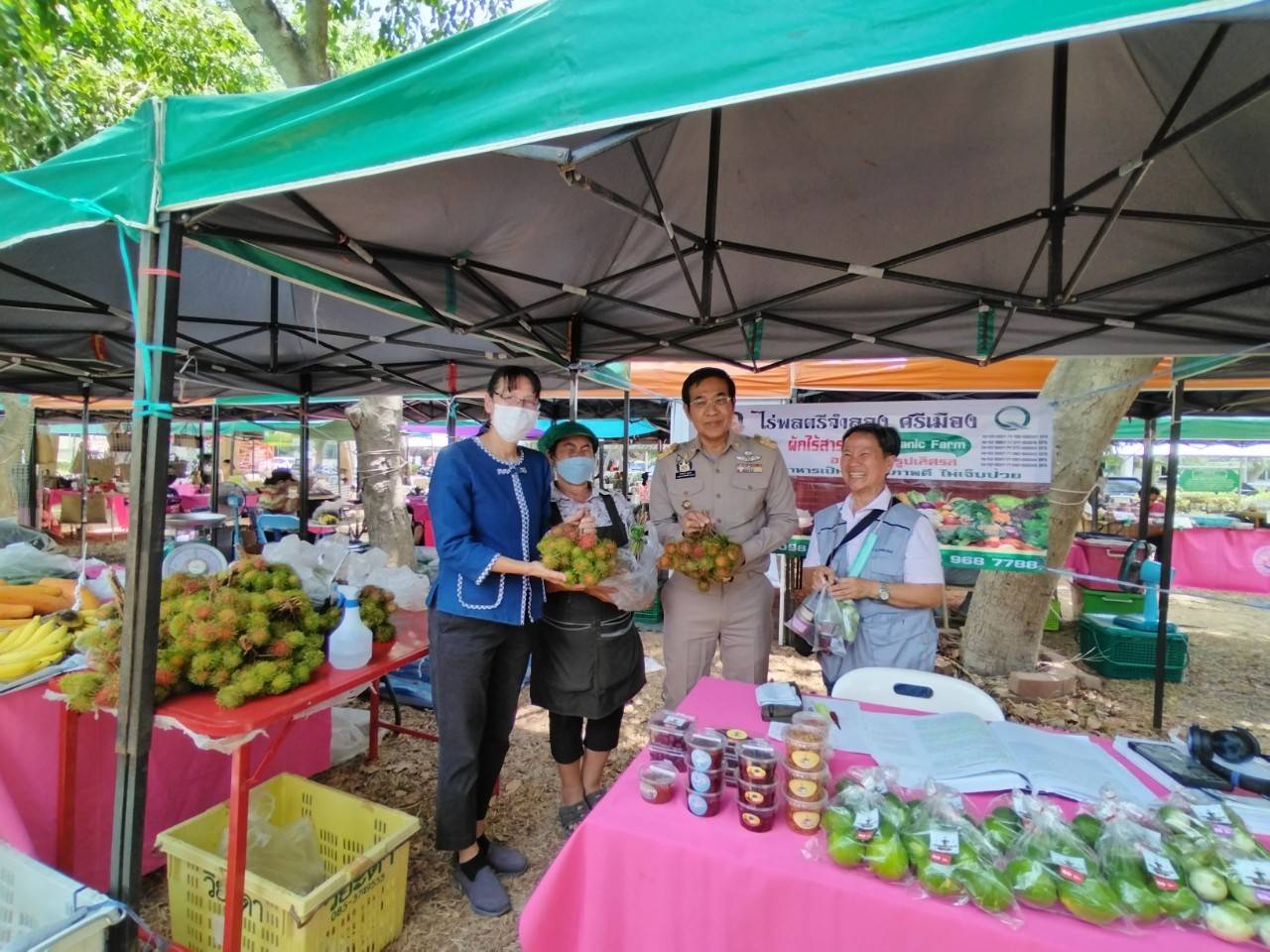 พช.กาญจนบุรี ปลื้ม !!! “ตลาดสตรีสีชมพู” ยอดจำหน่ายรวมทะลุเป้า หลักแสน พร้อมลุยเดินหน้าจัดกิจกรรมอย่างต่อเนื่องสร้างรอยยิ้มให้ผู้ประกอบการและผู้บริโภค