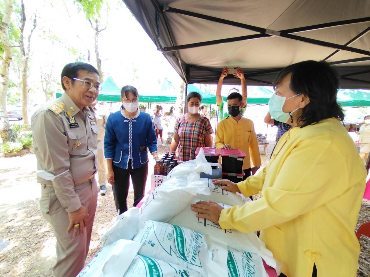 พช.กาญจนบุรี ปลื้ม !!! “ตลาดสตรีสีชมพู” ยอดจำหน่ายรวมทะลุเป้า หลักแสน พร้อมลุยเดินหน้าจัดกิจกรรมอย่างต่อเนื่องสร้างรอยยิ้มให้ผู้ประกอบการและผู้บริโภค