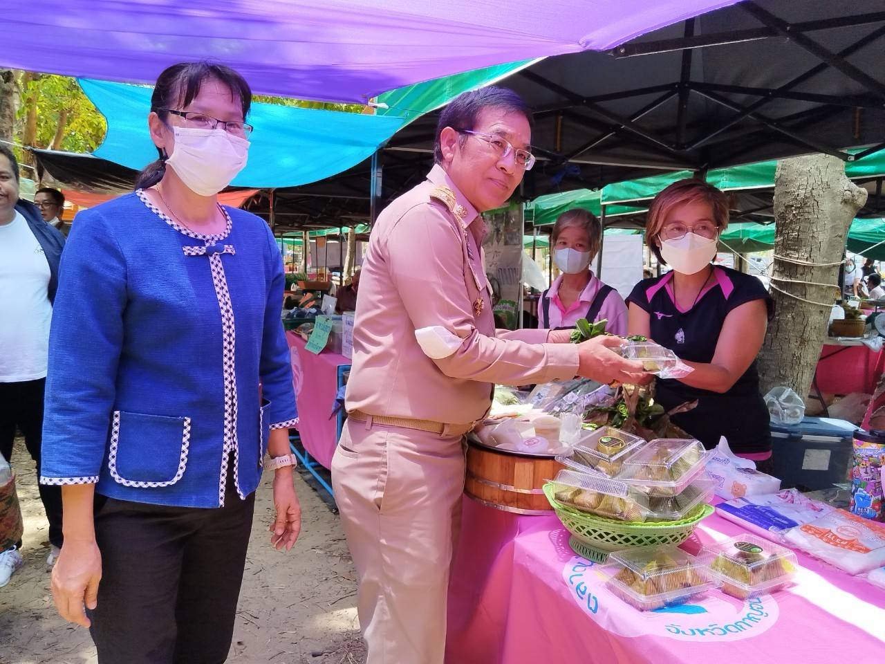 พช.กาญจนบุรี ปลื้ม !!! “ตลาดสตรีสีชมพู” ยอดจำหน่ายรวมทะลุเป้า หลักแสน พร้อมลุยเดินหน้าจัดกิจกรรมอย่างต่อเนื่องสร้างรอยยิ้มให้ผู้ประกอบการและผู้บริโภค
