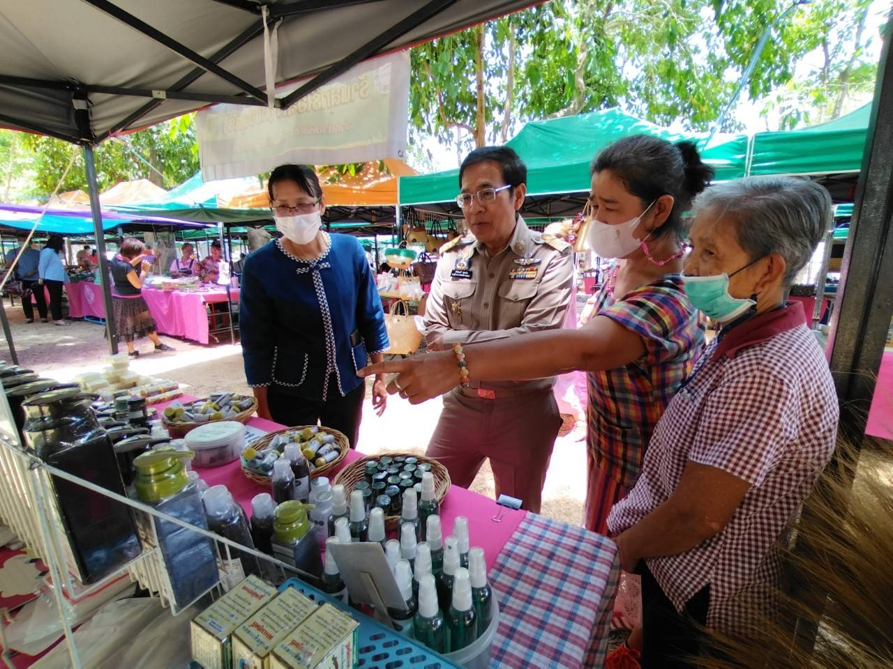 พช.กาญจนบุรี ปลื้ม !!! “ตลาดสตรีสีชมพู” ยอดจำหน่ายรวมทะลุเป้า หลักแสน พร้อมลุยเดินหน้าจัดกิจกรรมอย่างต่อเนื่องสร้างรอยยิ้มให้ผู้ประกอบการและผู้บริโภค