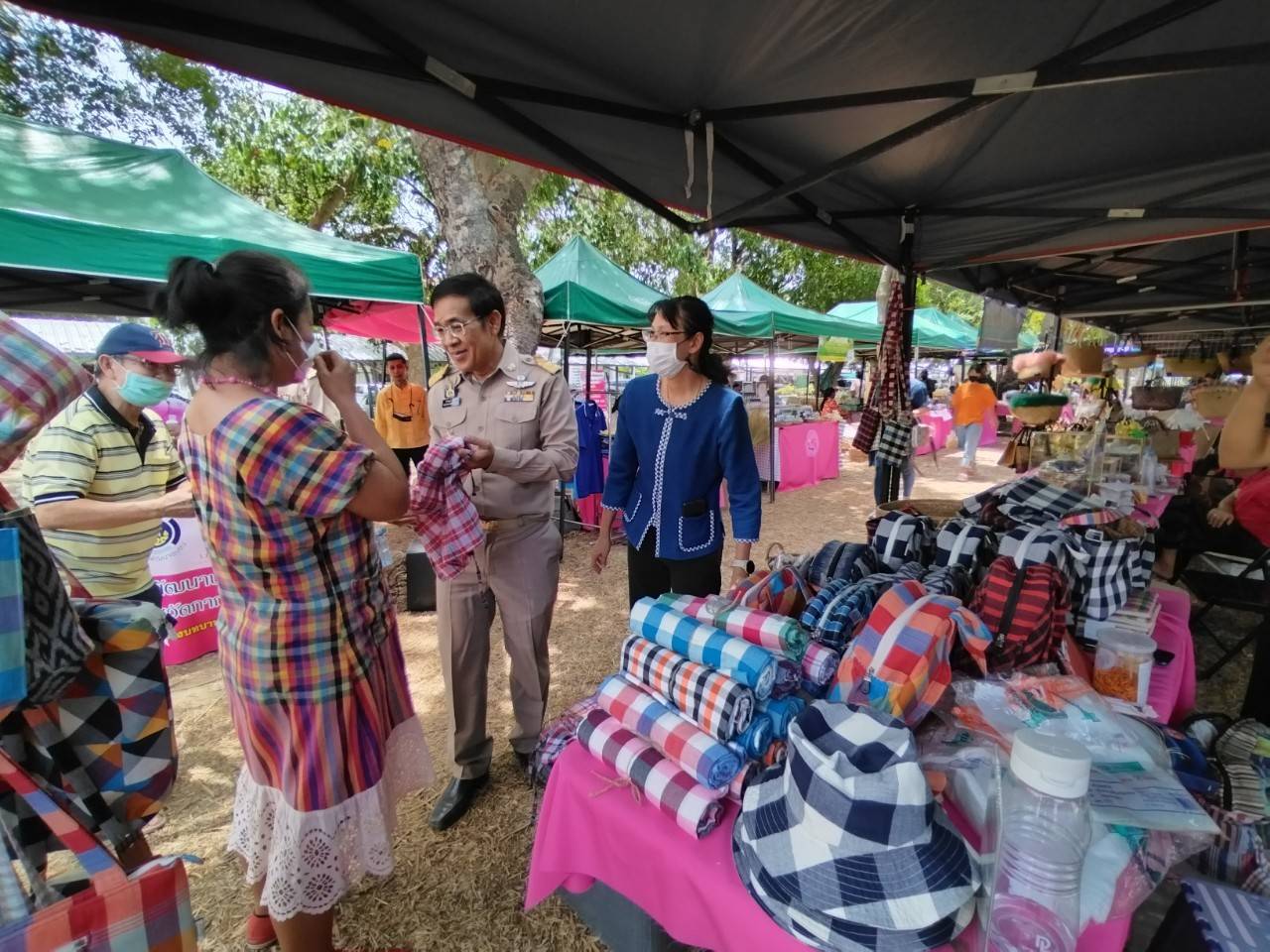 พช.กาญจนบุรี ปลื้ม !!! “ตลาดสตรีสีชมพู” ยอดจำหน่ายรวมทะลุเป้า หลักแสน พร้อมลุยเดินหน้าจัดกิจกรรมอย่างต่อเนื่องสร้างรอยยิ้มให้ผู้ประกอบการและผู้บริโภค