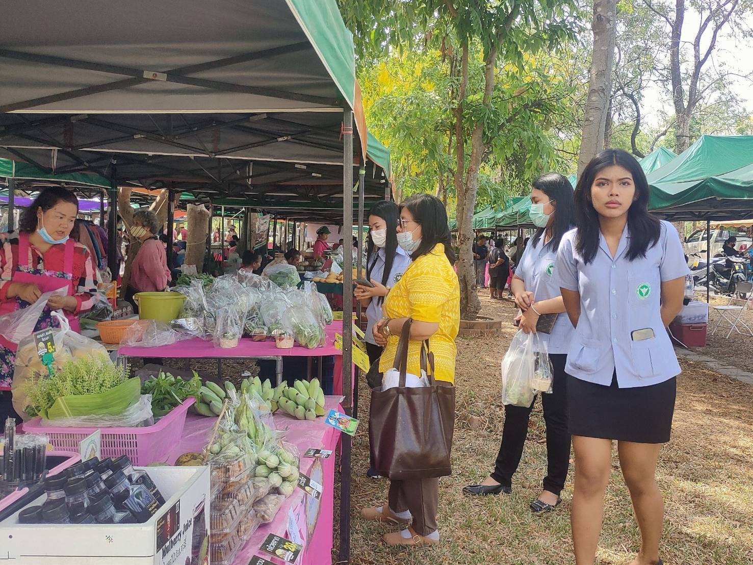พช.กาญจนบุรี ปลื้ม !!! “ตลาดสตรีสีชมพู” ยอดจำหน่ายรวมทะลุเป้า หลักแสน พร้อมลุยเดินหน้าจัดกิจกรรมอย่างต่อเนื่องสร้างรอยยิ้มให้ผู้ประกอบการและผู้บริโภค