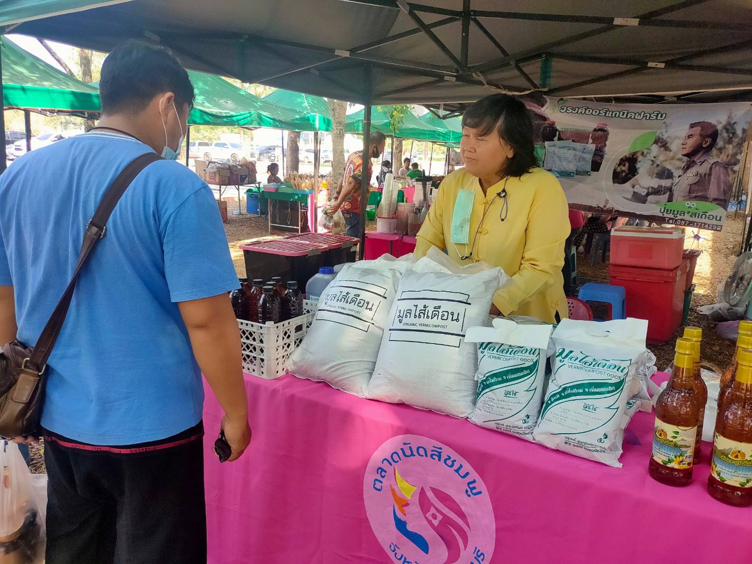 พช.กาญจนบุรี ปลื้ม !!! “ตลาดสตรีสีชมพู” ยอดจำหน่ายรวมทะลุเป้า หลักแสน พร้อมลุยเดินหน้าจัดกิจกรรมอย่างต่อเนื่องสร้างรอยยิ้มให้ผู้ประกอบการและผู้บริโภค