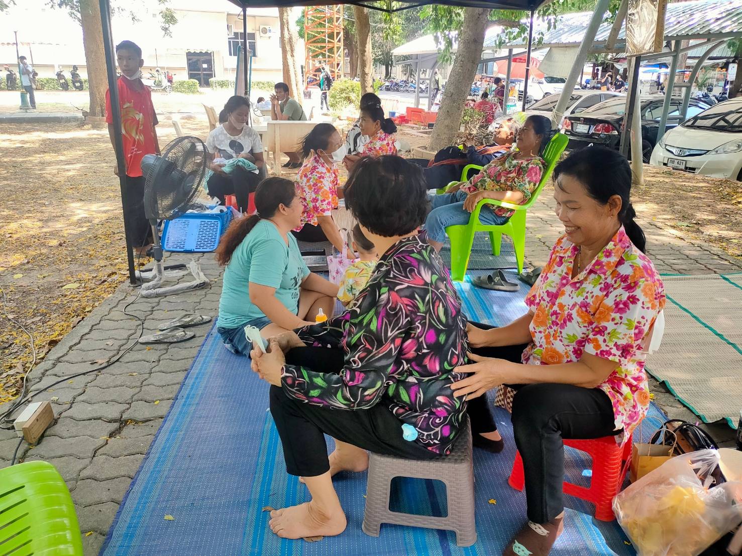 พช.กาญจนบุรี ปลื้ม !!! “ตลาดสตรีสีชมพู” ยอดจำหน่ายรวมทะลุเป้า หลักแสน พร้อมลุยเดินหน้าจัดกิจกรรมอย่างต่อเนื่องสร้างรอยยิ้มให้ผู้ประกอบการและผู้บริโภค