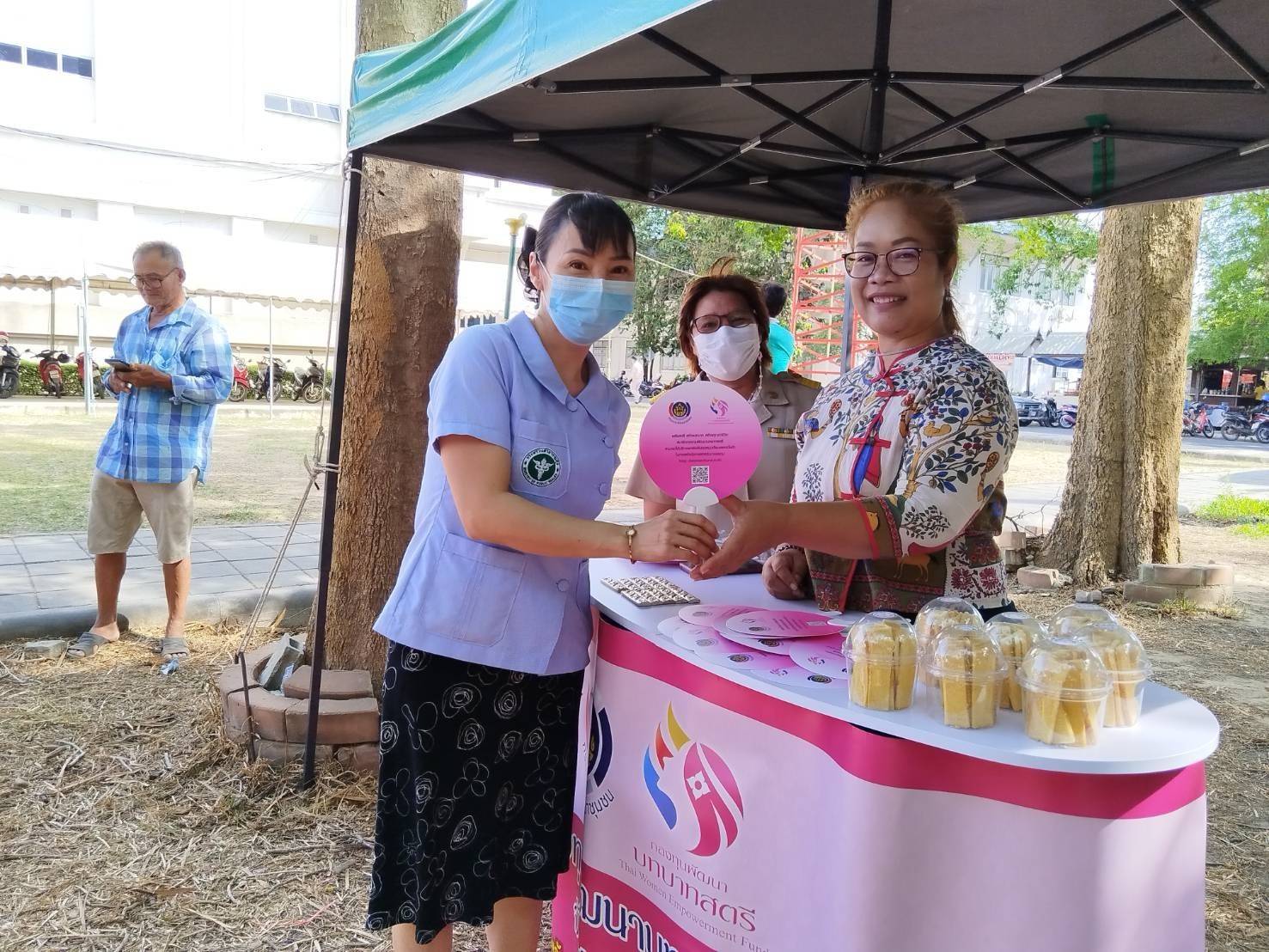 พช.กาญจนบุรี ปลื้ม !!! “ตลาดสตรีสีชมพู” ยอดจำหน่ายรวมทะลุเป้า หลักแสน พร้อมลุยเดินหน้าจัดกิจกรรมอย่างต่อเนื่องสร้างรอยยิ้มให้ผู้ประกอบการและผู้บริโภค