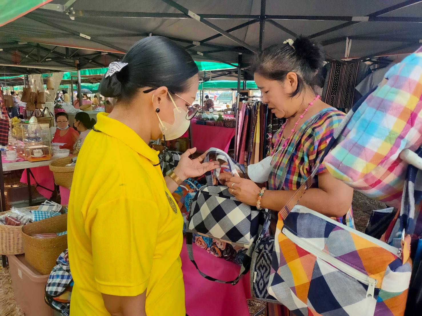 พช.กาญจนบุรี ปลื้ม !!! “ตลาดสตรีสีชมพู” ยอดจำหน่ายรวมทะลุเป้า หลักแสน พร้อมลุยเดินหน้าจัดกิจกรรมอย่างต่อเนื่องสร้างรอยยิ้มให้ผู้ประกอบการและผู้บริโภค