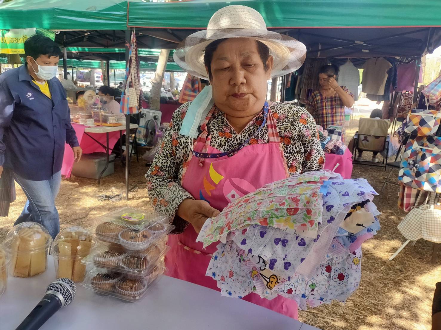 พช.กาญจนบุรี ปลื้ม !!! “ตลาดสตรีสีชมพู” ยอดจำหน่ายรวมทะลุเป้า หลักแสน พร้อมลุยเดินหน้าจัดกิจกรรมอย่างต่อเนื่องสร้างรอยยิ้มให้ผู้ประกอบการและผู้บริโภค