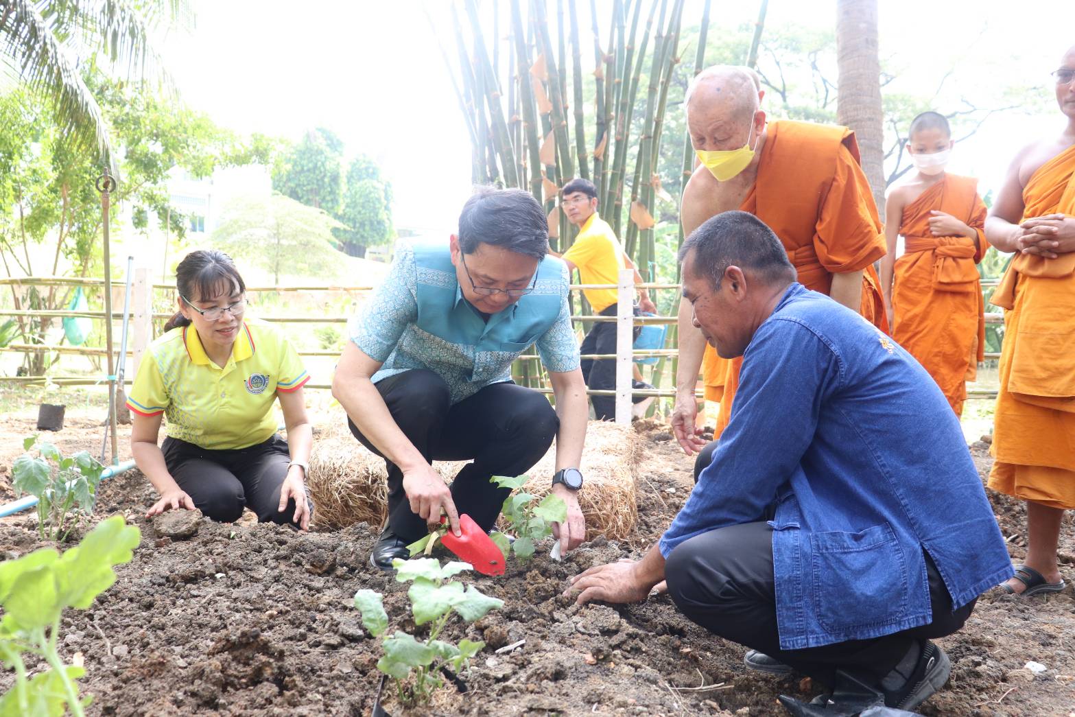 จังหวัดกาญจนบุรี ลุยขับคลื่อนโครงการสานพลัง “บวร” ร่วมสร้างความมั่นคงทางอาหาร และกิจกรรมทางนี้มีผล ผู้คนรักกัน ด้วยวิธีเกษตรธรรมชาติภายใต้ด้วยโมเดล 30 ตารางวา เฉลิมพระเกียรติสมเด็จพระเจ้าพี่นางเธอ เจ้าฟ้ากัลยาณิวัฒนา กรมหลวงนราธิวาสราชนครินทร