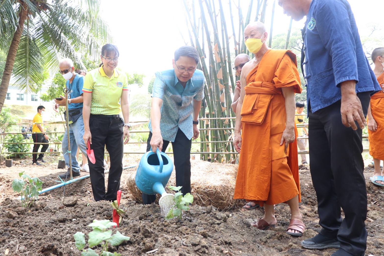 จังหวัดกาญจนบุรี ลุยขับคลื่อนโครงการสานพลัง “บวร” ร่วมสร้างความมั่นคงทางอาหาร และกิจกรรมทางนี้มีผล ผู้คนรักกัน ด้วยวิธีเกษตรธรรมชาติภายใต้ด้วยโมเดล 30 ตารางวา เฉลิมพระเกียรติสมเด็จพระเจ้าพี่นางเธอ เจ้าฟ้ากัลยาณิวัฒนา กรมหลวงนราธิวาสราชนครินทร