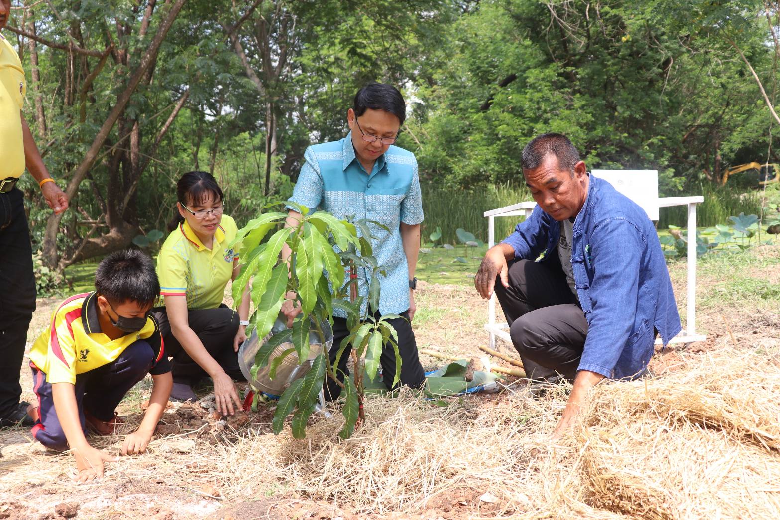 จังหวัดกาญจนบุรี ลุยขับคลื่อนโครงการสานพลัง “บวร” ร่วมสร้างความมั่นคงทางอาหาร และกิจกรรมทางนี้มีผล ผู้คนรักกัน ด้วยวิธีเกษตรธรรมชาติภายใต้ด้วยโมเดล 30 ตารางวา เฉลิมพระเกียรติสมเด็จพระเจ้าพี่นางเธอ เจ้าฟ้ากัลยาณิวัฒนา กรมหลวงนราธิวาสราชนครินทร