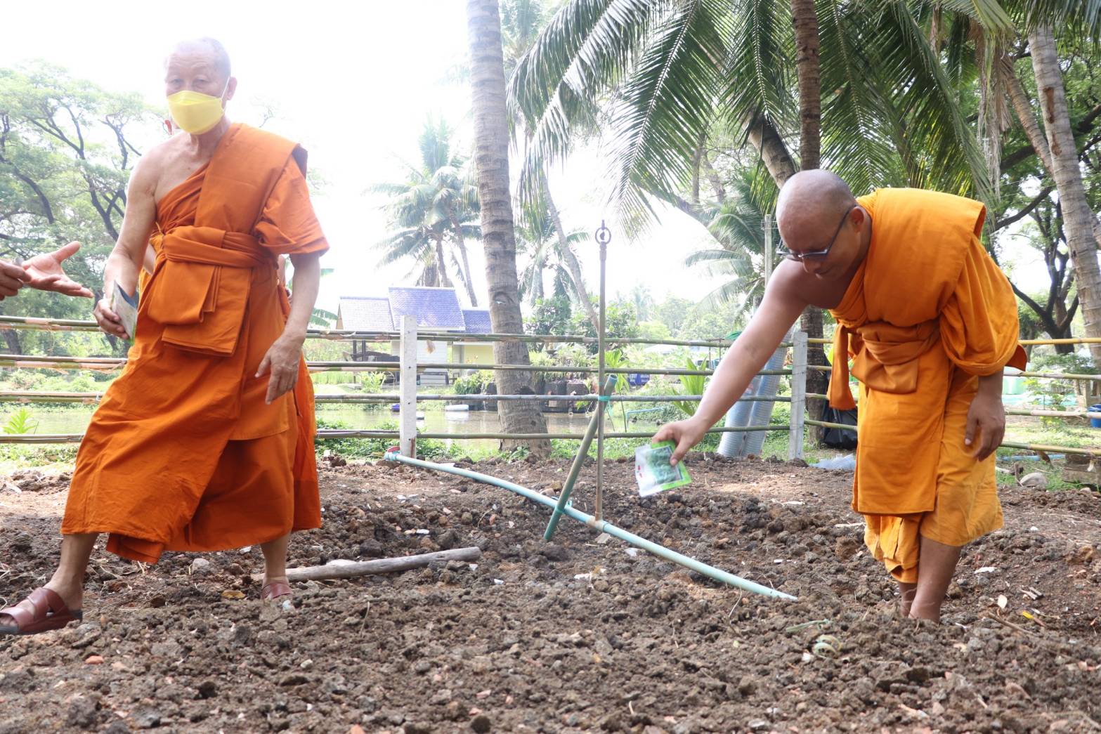 จังหวัดกาญจนบุรี ลุยขับคลื่อนโครงการสานพลัง “บวร” ร่วมสร้างความมั่นคงทางอาหาร และกิจกรรมทางนี้มีผล ผู้คนรักกัน ด้วยวิธีเกษตรธรรมชาติภายใต้ด้วยโมเดล 30 ตารางวา เฉลิมพระเกียรติสมเด็จพระเจ้าพี่นางเธอ เจ้าฟ้ากัลยาณิวัฒนา กรมหลวงนราธิวาสราชนครินทร