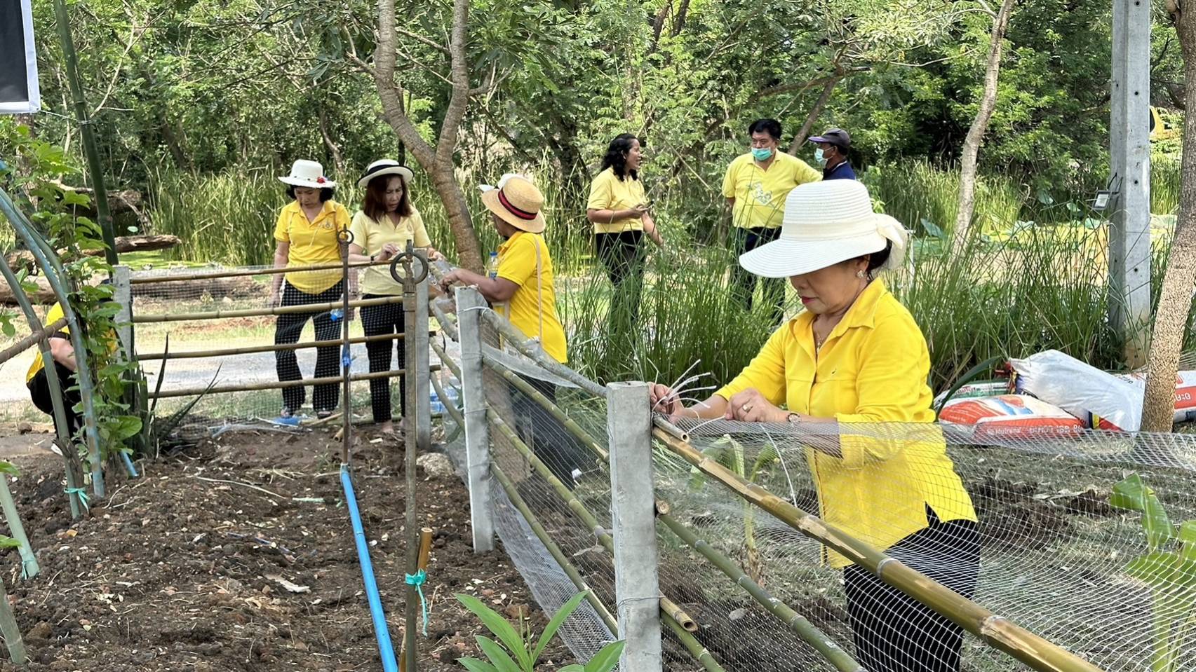 จังหวัดกาญจนบุรี ลุยขับคลื่อนโครงการสานพลัง “บวร” ร่วมสร้างความมั่นคงทางอาหาร และกิจกรรมทางนี้มีผล ผู้คนรักกัน ด้วยวิธีเกษตรธรรมชาติภายใต้ด้วยโมเดล 30 ตารางวา เฉลิมพระเกียรติสมเด็จพระเจ้าพี่นางเธอ เจ้าฟ้ากัลยาณิวัฒนา กรมหลวงนราธิวาสราชนครินทร