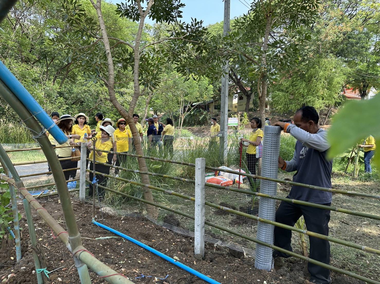 จังหวัดกาญจนบุรี ลุยขับคลื่อนโครงการสานพลัง “บวร” ร่วมสร้างความมั่นคงทางอาหาร และกิจกรรมทางนี้มีผล ผู้คนรักกัน ด้วยวิธีเกษตรธรรมชาติภายใต้ด้วยโมเดล 30 ตารางวา เฉลิมพระเกียรติสมเด็จพระเจ้าพี่นางเธอ เจ้าฟ้ากัลยาณิวัฒนา กรมหลวงนราธิวาสราชนครินทร