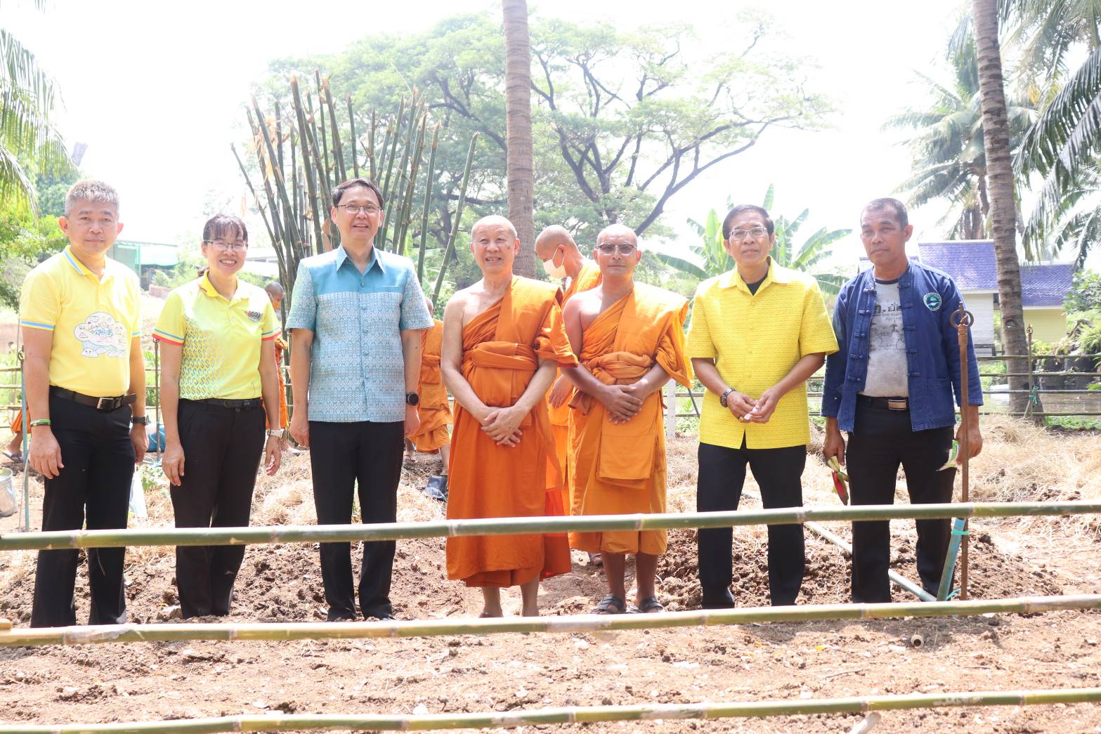 จังหวัดกาญจนบุรี ลุยขับคลื่อนโครงการสานพลัง “บวร” ร่วมสร้างความมั่นคงทางอาหาร และกิจกรรมทางนี้มีผล ผู้คนรักกัน ด้วยวิธีเกษตรธรรมชาติภายใต้ด้วยโมเดล 30 ตารางวา เฉลิมพระเกียรติสมเด็จพระเจ้าพี่นางเธอ เจ้าฟ้ากัลยาณิวัฒนา กรมหลวงนราธิวาสราชนครินทร