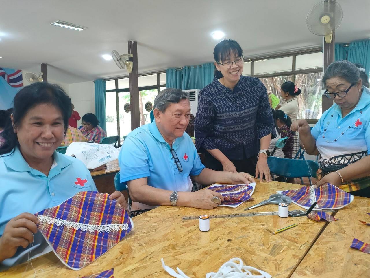 พช.กาญจนบุรี สร้างงาน สร้างคุณค่า สร้างสรรค์ภูมิปัญญาบนผืนผ้าด้วยสีธรรมชาติจากพืชท้องถิ่นสู่ผลิตภัณฑ์ผ้าทอพื้นถิ่นจังหวัดกาญจนบุรี