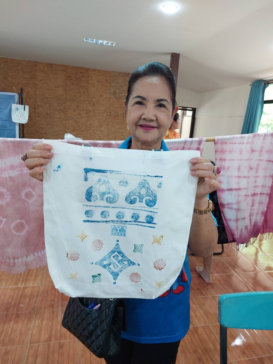 พช.กาญจนบุรี สร้างงาน สร้างคุณค่า สร้างสรรค์ภูมิปัญญาบนผืนผ้าด้วยสีธรรมชาติจากพืชท้องถิ่นสู่ผลิตภัณฑ์ผ้าทอพื้นถิ่นจังหวัดกาญจนบุรี