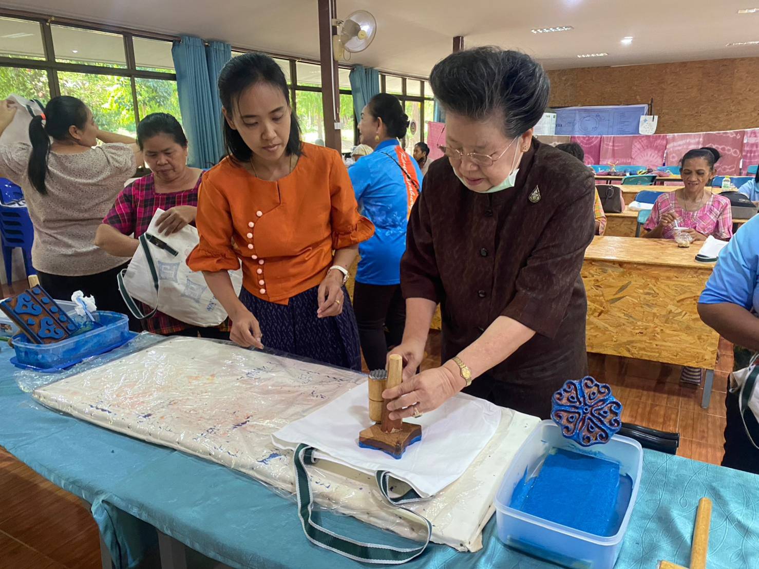 พช.กาญจนบุรี สร้างงาน สร้างคุณค่า สร้างสรรค์ภูมิปัญญาบนผืนผ้าด้วยสีธรรมชาติจากพืชท้องถิ่นสู่ผลิตภัณฑ์ผ้าทอพื้นถิ่นจังหวัดกาญจนบุรี
