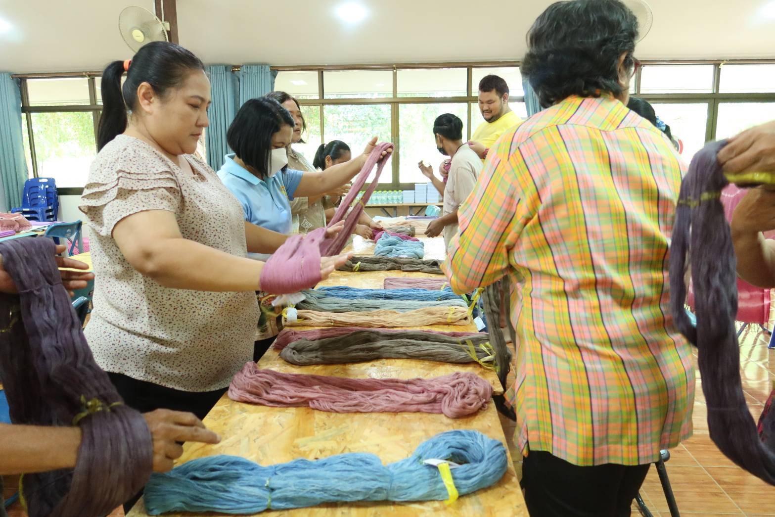 พช.กาญจนบุรี สร้างงาน สร้างคุณค่า สร้างสรรค์ภูมิปัญญาบนผืนผ้าด้วยสีธรรมชาติจากพืชท้องถิ่นสู่ผลิตภัณฑ์ผ้าทอพื้นถิ่นจังหวัดกาญจนบุรี