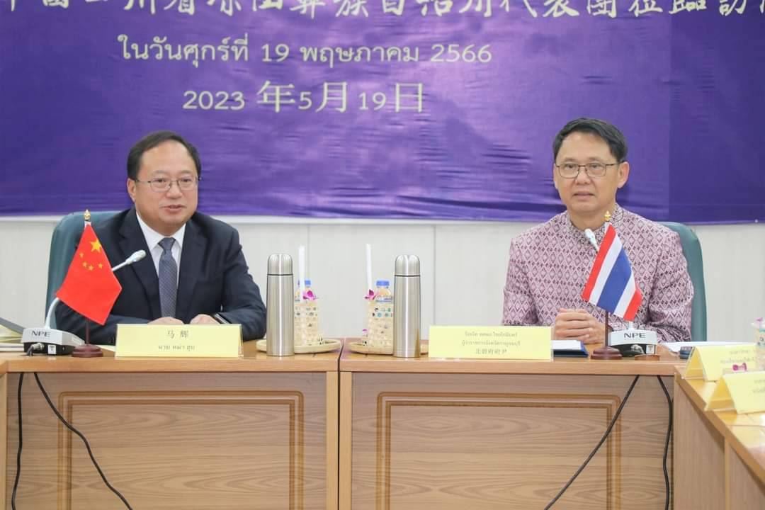 พช.กาญจนบุรี ร่วมต้อนรับสมาชิกคณะกรรมการประจำพรรคคอมมิวนิสต์จีน ประจำเขตปกครองตนเองอี๋เหลียงซานฯ ในโอกาสมาเยือนจังหวัดกาญจนบุรี ด้วยผ้าไทยและผลิตภัณฑ์ OTOP จังหวัดกาญจนบุรี
