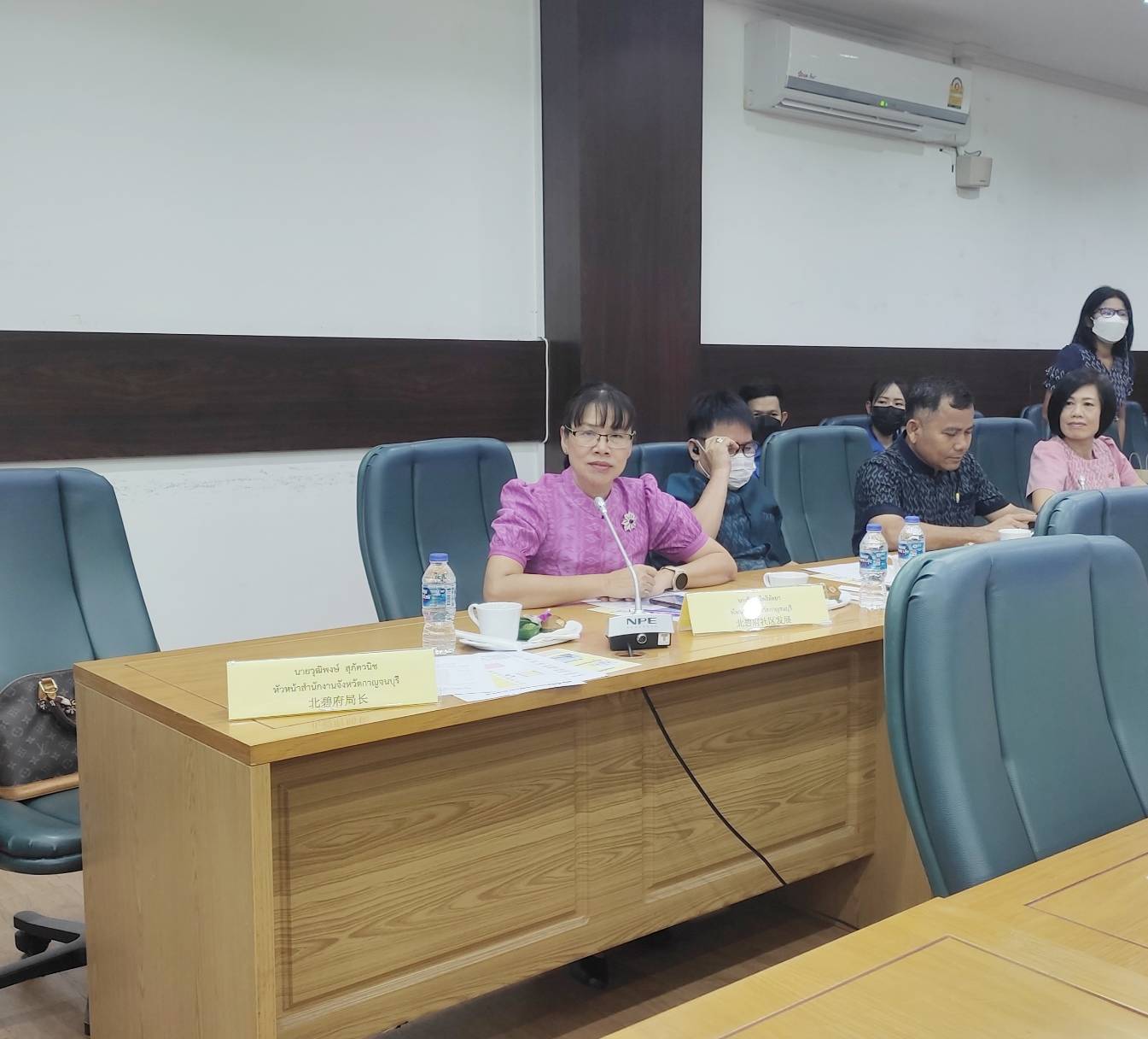 พช.กาญจนบุรี ร่วมต้อนรับสมาชิกคณะกรรมการประจำพรรคคอมมิวนิสต์จีน ประจำเขตปกครองตนเองอี๋เหลียงซานฯ ในโอกาสมาเยือนจังหวัดกาญจนบุรี ด้วยผ้าไทยและผลิตภัณฑ์ OTOP จังหวัดกาญจนบุรี