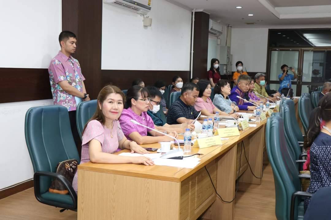 พช.กาญจนบุรี ร่วมต้อนรับสมาชิกคณะกรรมการประจำพรรคคอมมิวนิสต์จีน ประจำเขตปกครองตนเองอี๋เหลียงซานฯ ในโอกาสมาเยือนจังหวัดกาญจนบุรี ด้วยผ้าไทยและผลิตภัณฑ์ OTOP จังหวัดกาญจนบุรี
