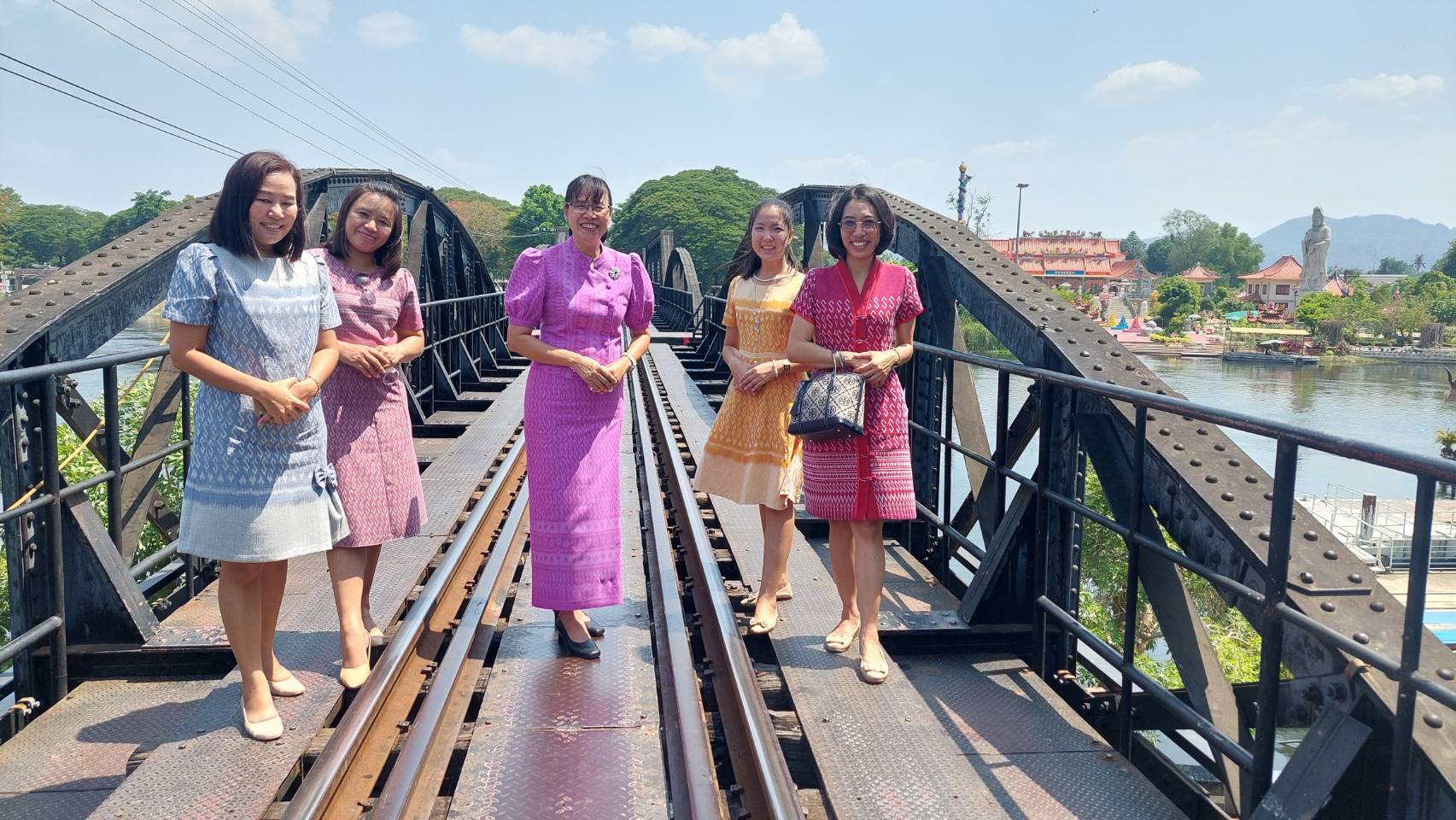 พช.กาญจนบุรี ร่วมต้อนรับสมาชิกคณะกรรมการประจำพรรคคอมมิวนิสต์จีน ประจำเขตปกครองตนเองอี๋เหลียงซานฯ ในโอกาสมาเยือนจังหวัดกาญจนบุรี ด้วยผ้าไทยและผลิตภัณฑ์ OTOP จังหวัดกาญจนบุรี