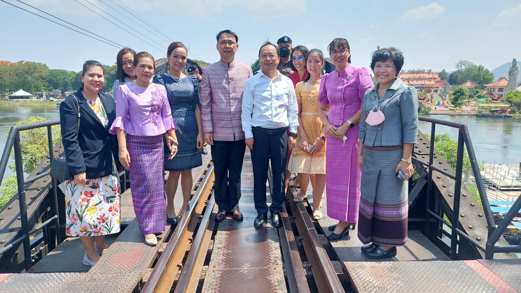 พช.กาญจนบุรี ร่วมต้อนรับสมาชิกคณะกรรมการประจำพรรคคอมมิวนิสต์จีน ประจำเขตปกครองตนเองอี๋เหลียงซานฯ ในโอกาสมาเยือนจังหวัดกาญจนบุรี ด้วยผ้าไทยและผลิตภัณฑ์ OTOP จังหวัดกาญจนบุรี