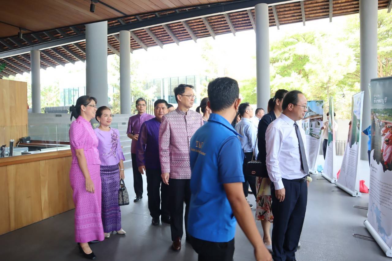 พช.กาญจนบุรี ร่วมต้อนรับสมาชิกคณะกรรมการประจำพรรคคอมมิวนิสต์จีน ประจำเขตปกครองตนเองอี๋เหลียงซานฯ ในโอกาสมาเยือนจังหวัดกาญจนบุรี ด้วยผ้าไทยและผลิตภัณฑ์ OTOP จังหวัดกาญจนบุรี