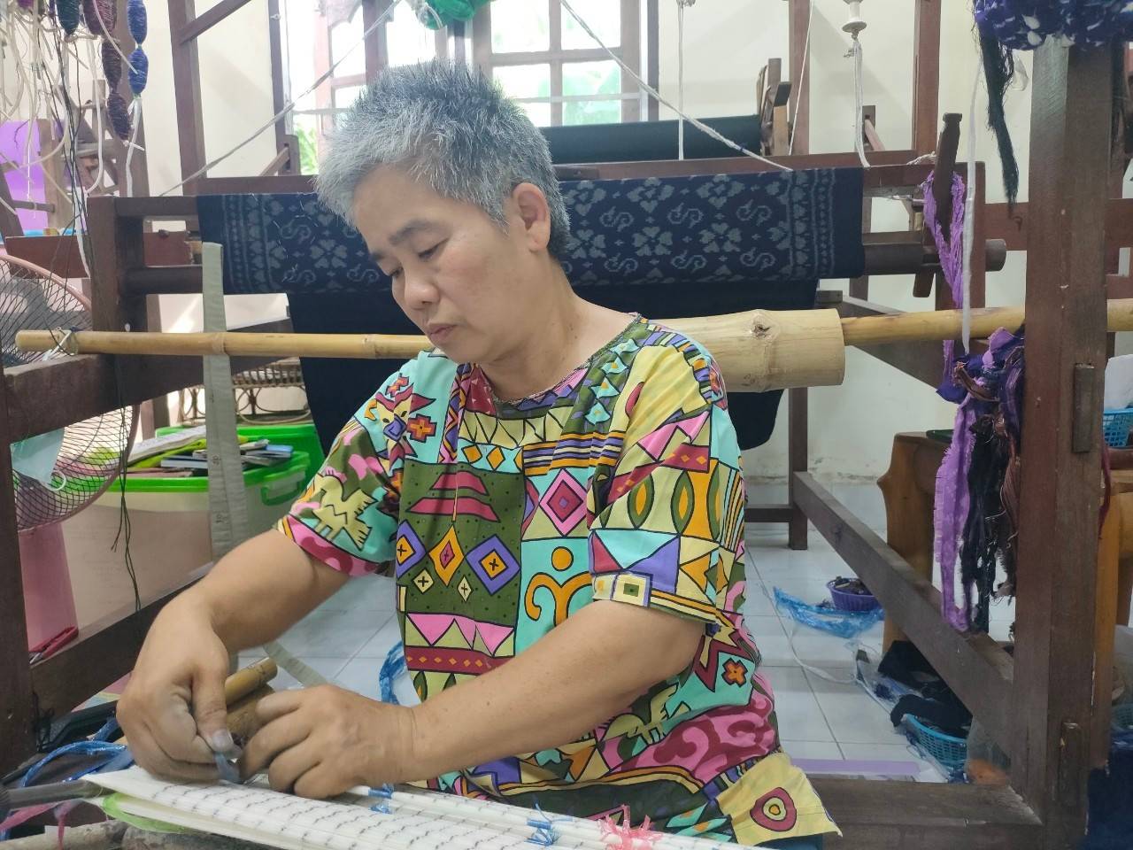 พช.กาญจนบุรี ลงพื้นที่ติดตาม เยี่ยมเยียน และให้กำลังใจ ช่างทอผ้า ในการทอผ้าลายดอกรักราชกัญญา เพื่อเตรียมเข้าประกวดผ้าลายพระราชทาน “ผ้าลายดอกรักราชกัญญา”