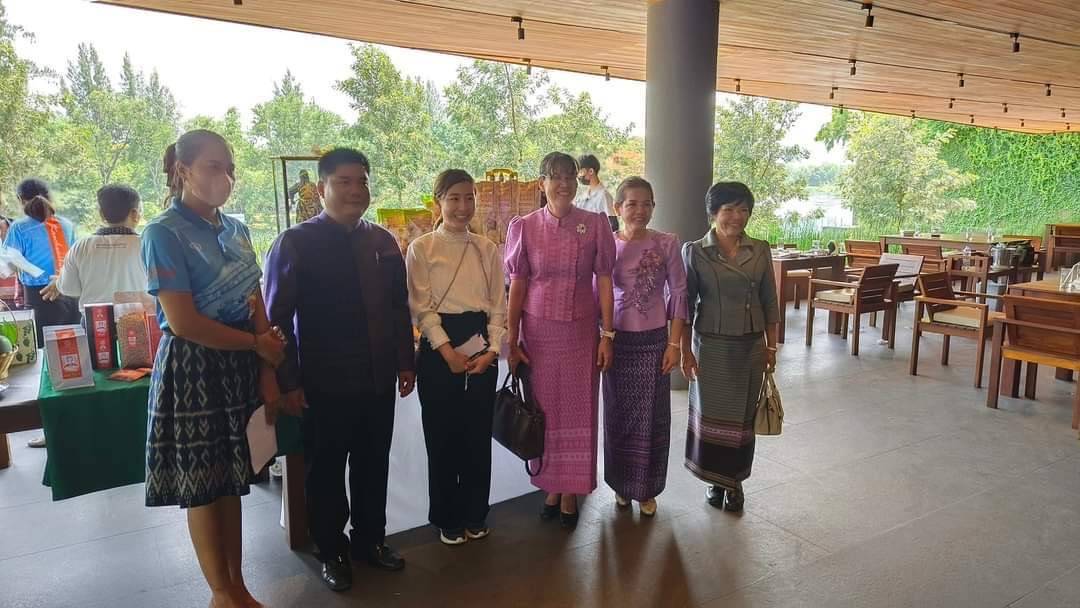 พช.กาญจนบุรี ร่วมต้อนรับสมาชิกคณะกรรมการประจำพรรคคอมมิวนิสต์จีน ประจำเขตปกครองตนเองอี๋เหลียงซานฯ ในโอกาสมาเยือนจังหวัดกาญจนบุรี ด้วยผ้าไทยและผลิตภัณฑ์ OTOP จังหวัดกาญจนบุรี