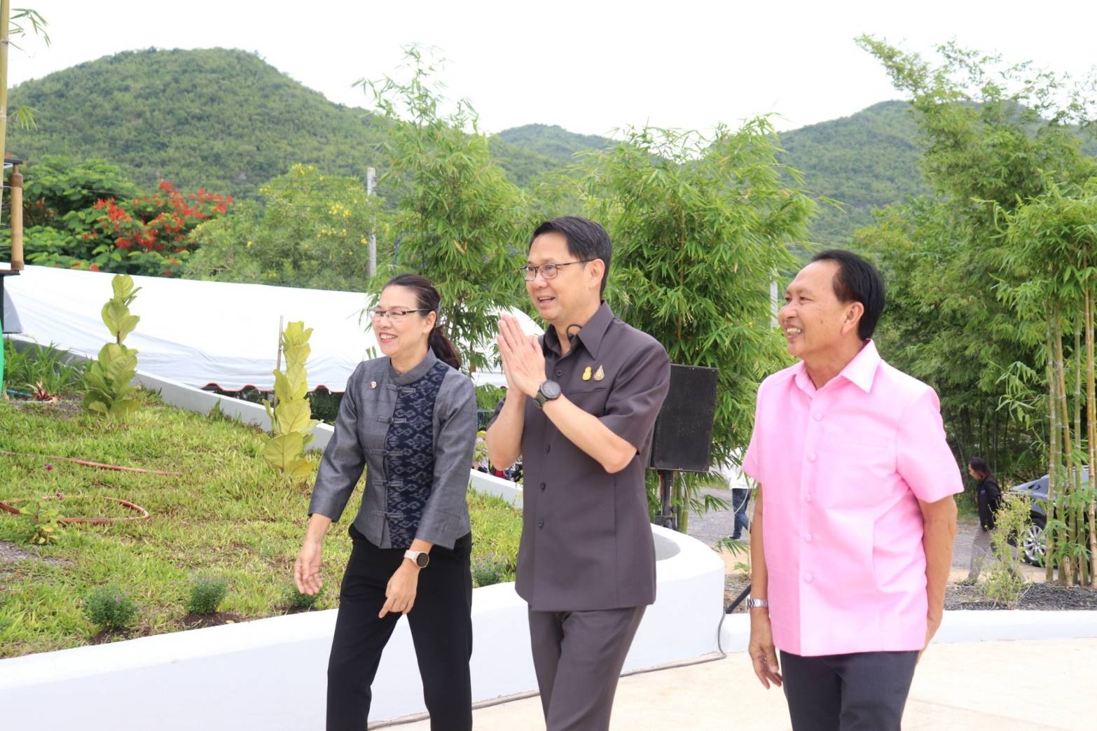 พ่อเมืองกาญจนบุรี เปิดอาคารศูนย์การเรียนรู้ตามแนวทางเกษตรทฤษฎีใหม่ ณ สวนไผ่คุณน้อย ยกระดับแปลง โคก หนอง นา สู่ศูนย์เรียนรู้และการท่องเที่ยวเชิงเกษตรเพื่อชุมชน