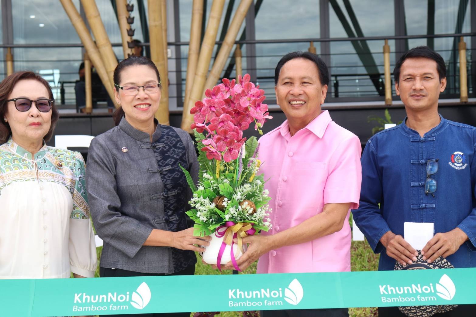 พ่อเมืองกาญจนบุรี เปิดอาคารศูนย์การเรียนรู้ตามแนวทางเกษตรทฤษฎีใหม่ ณ สวนไผ่คุณน้อย ยกระดับแปลง โคก หนอง นา สู่ศูนย์เรียนรู้และการท่องเที่ยวเชิงเกษตรเพื่อชุมชน