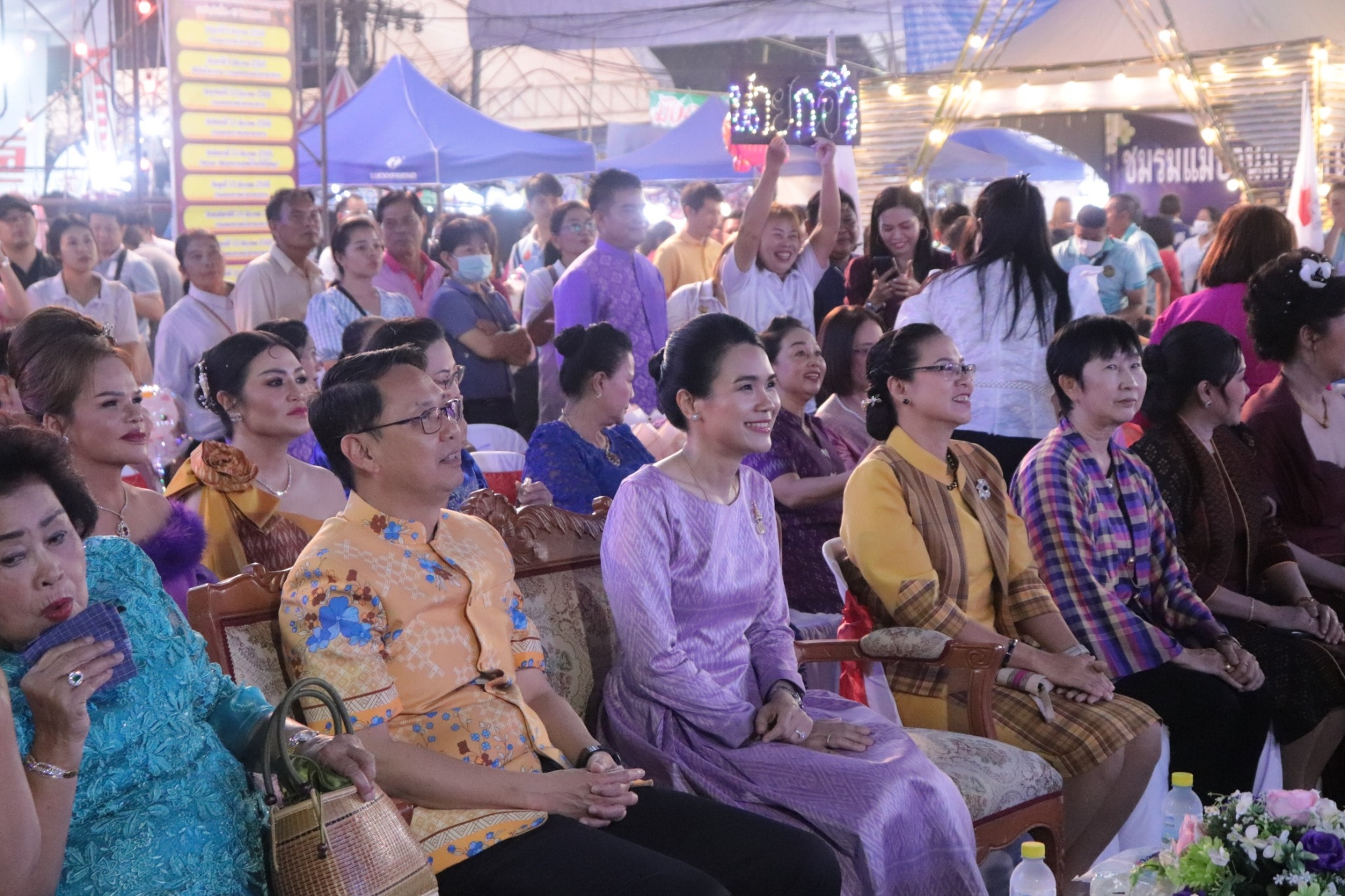 สุดอลังการ:ผู้ว่ากาญจน์ ยกขบวนทัพ ส่วนราชการ รัฐวิสาหกิจ ภาคเอกชน ผู้นำชุมชน ในจังหวัด เดินแบบการกุศลผ้าไทยใส่ให้สนุก “สืบสาน อนุรักษ์ศิลป์ผ้าถิ่นไทย ดำรงไว้ในถิ่นกาญจน์” ในงานสัปดาห์สะพานข้ามแม่น้ำแควและงานกาชาด จังหวัดกาญจนบุรี ประจำปี 2566