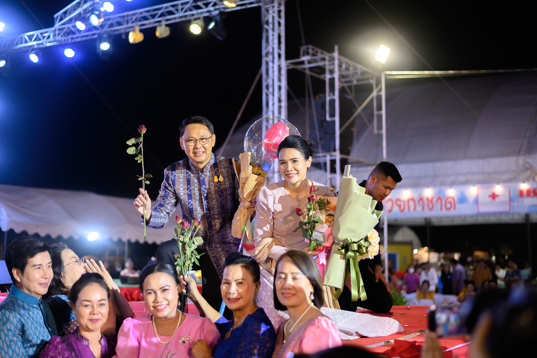 สุดอลังการ:ผู้ว่ากาญจน์ ยกขบวนทัพ ส่วนราชการ รัฐวิสาหกิจ ภาคเอกชน ผู้นำชุมชน ในจังหวัด เดินแบบการกุศลผ้าไทยใส่ให้สนุก “สืบสาน อนุรักษ์ศิลป์ผ้าถิ่นไทย ดำรงไว้ในถิ่นกาญจน์” ในงานสัปดาห์สะพานข้ามแม่น้ำแควและงานกาชาด จังหวัดกาญจนบุรี ประจำปี 2566