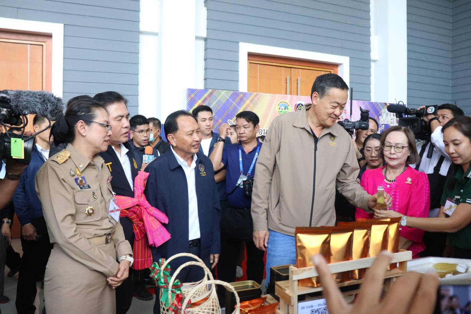 พช.กาญจนบุรี  ร่วมต้อนรับนายกรัฐมนตรี และรมว.คลัง พร้อมคณะรัฐมนตรี และผู้บริหารกระทรวงมหาดไทย พร้อมจัดนิทรรศการงานพัฒนาชุมชนและการผลักดันศูนย์บ่มเพาะทักษะสร้างสรรค์ Kanchanaburi Soft Power