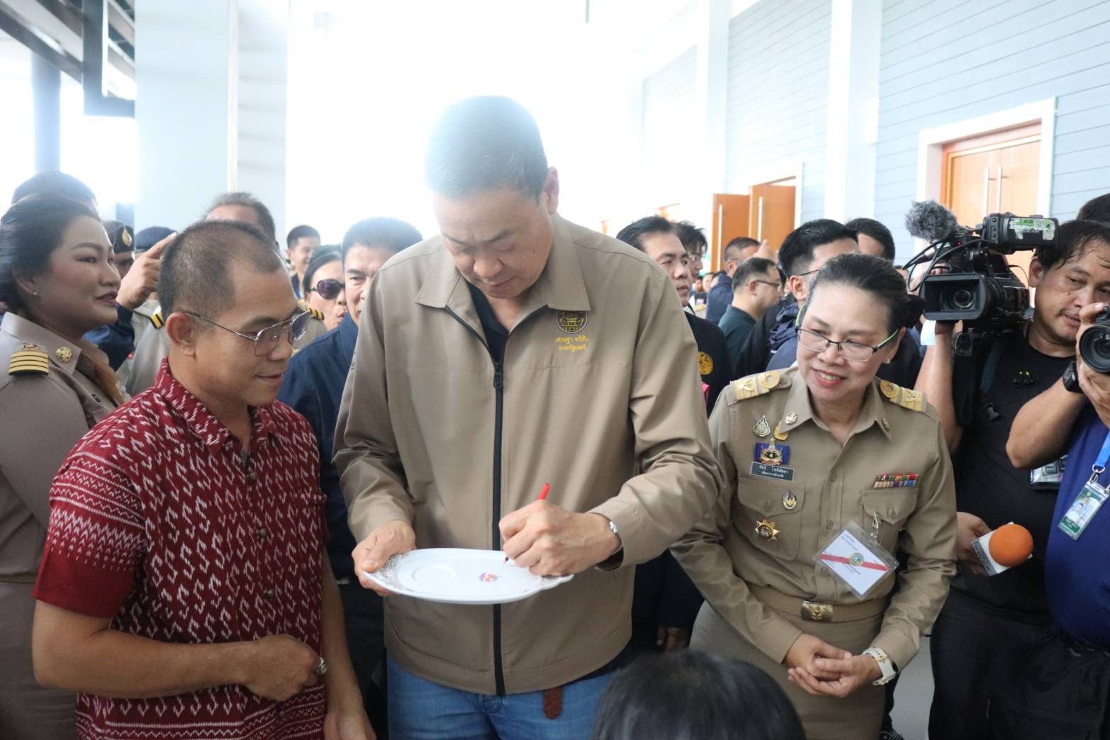 พช.กาญจนบุรี  ร่วมต้อนรับนายกรัฐมนตรี และรมว.คลัง พร้อมคณะรัฐมนตรี และผู้บริหารกระทรวงมหาดไทย พร้อมจัดนิทรรศการงานพัฒนาชุมชนและการผลักดันศูนย์บ่มเพาะทักษะสร้างสรรค์ Kanchanaburi Soft Power