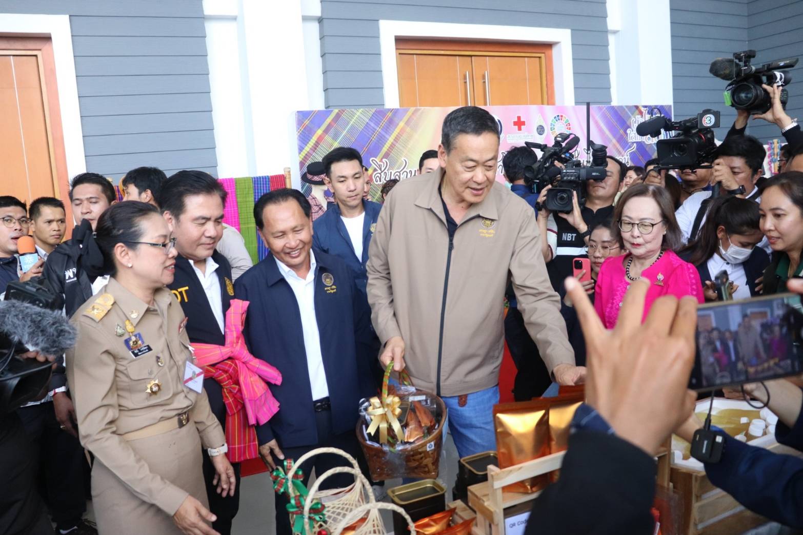 พช.กาญจนบุรี  ร่วมต้อนรับนายกรัฐมนตรี และรมว.คลัง พร้อมคณะรัฐมนตรี และผู้บริหารกระทรวงมหาดไทย พร้อมจัดนิทรรศการงานพัฒนาชุมชนและการผลักดันศูนย์บ่มเพาะทักษะสร้างสรรค์ Kanchanaburi Soft Power