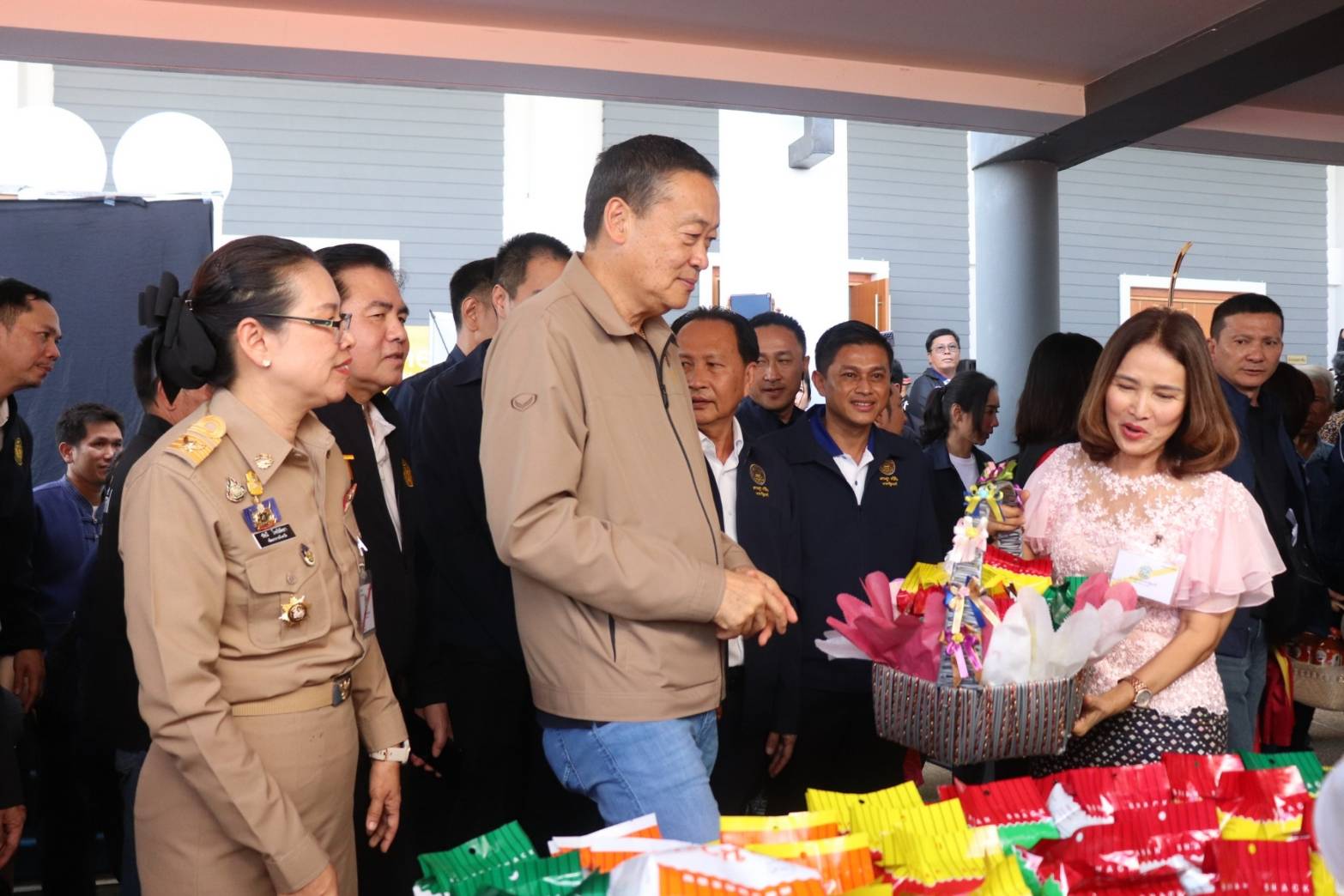 พช.กาญจนบุรี  ร่วมต้อนรับนายกรัฐมนตรี และรมว.คลัง พร้อมคณะรัฐมนตรี และผู้บริหารกระทรวงมหาดไทย พร้อมจัดนิทรรศการงานพัฒนาชุมชนและการผลักดันศูนย์บ่มเพาะทักษะสร้างสรรค์ Kanchanaburi Soft Power