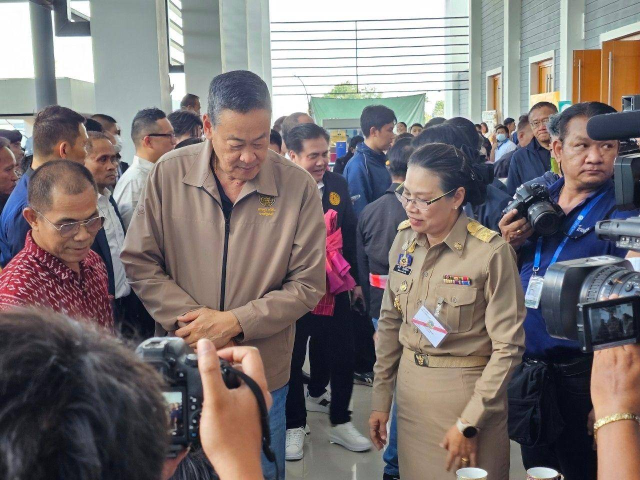 พช.กาญจนบุรี  ร่วมต้อนรับนายกรัฐมนตรี และรมว.คลัง พร้อมคณะรัฐมนตรี และผู้บริหารกระทรวงมหาดไทย พร้อมจัดนิทรรศการงานพัฒนาชุมชนและการผลักดันศูนย์บ่มเพาะทักษะสร้างสรรค์ Kanchanaburi Soft Power