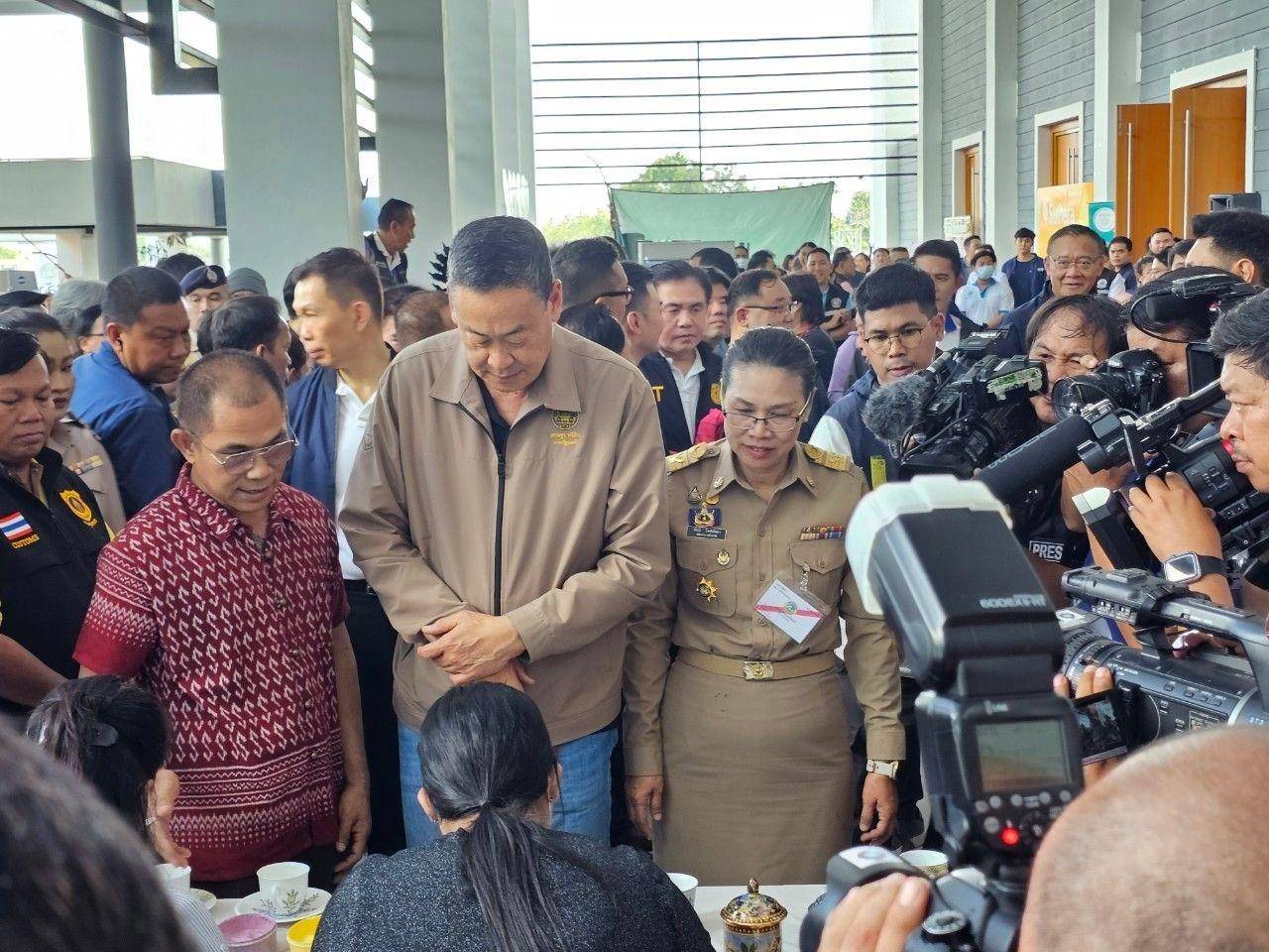 พช.กาญจนบุรี  ร่วมต้อนรับนายกรัฐมนตรี และรมว.คลัง พร้อมคณะรัฐมนตรี และผู้บริหารกระทรวงมหาดไทย พร้อมจัดนิทรรศการงานพัฒนาชุมชนและการผลักดันศูนย์บ่มเพาะทักษะสร้างสรรค์ Kanchanaburi Soft Power