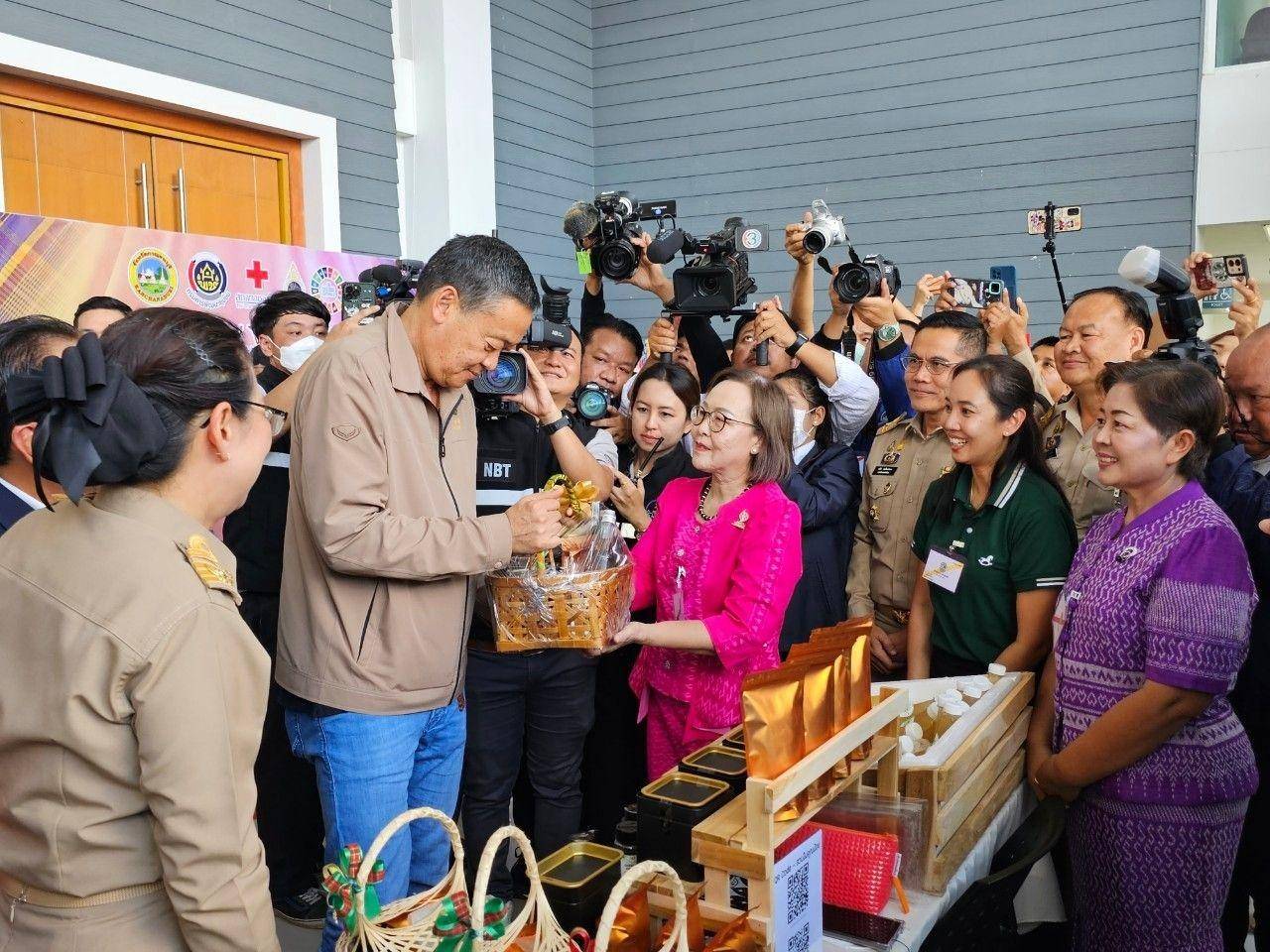 พช.กาญจนบุรี  ร่วมต้อนรับนายกรัฐมนตรี และรมว.คลัง พร้อมคณะรัฐมนตรี และผู้บริหารกระทรวงมหาดไทย พร้อมจัดนิทรรศการงานพัฒนาชุมชนและการผลักดันศูนย์บ่มเพาะทักษะสร้างสรรค์ Kanchanaburi Soft Power
