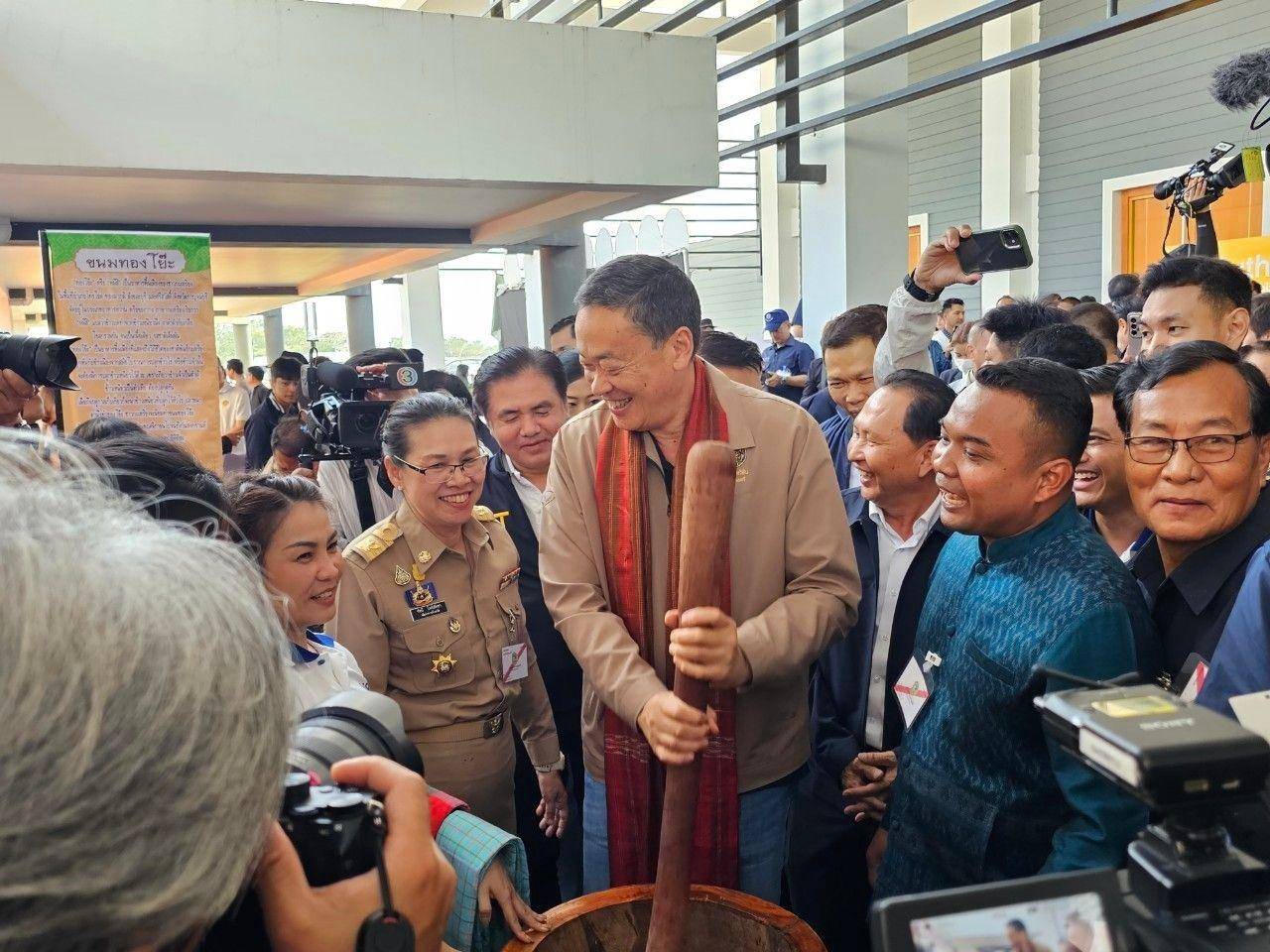พช.กาญจนบุรี  ร่วมต้อนรับนายกรัฐมนตรี และรมว.คลัง พร้อมคณะรัฐมนตรี และผู้บริหารกระทรวงมหาดไทย พร้อมจัดนิทรรศการงานพัฒนาชุมชนและการผลักดันศูนย์บ่มเพาะทักษะสร้างสรรค์ Kanchanaburi Soft Power