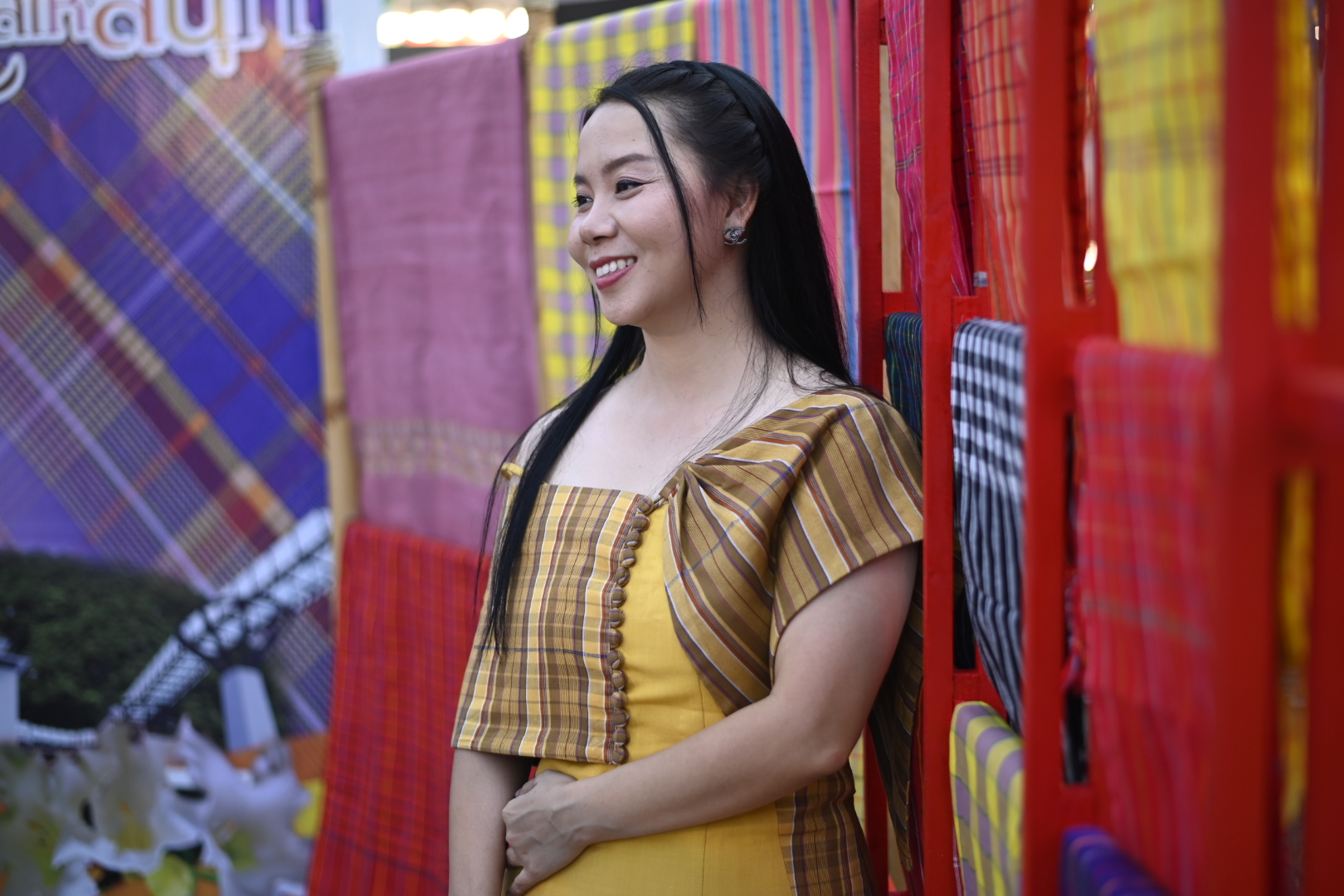 สุดอลังการ:ผู้ว่ากาญจน์ ยกขบวนทัพ ส่วนราชการ รัฐวิสาหกิจ ภาคเอกชน ผู้นำชุมชน ในจังหวัด เดินแบบการกุศลผ้าไทยใส่ให้สนุก “สืบสาน อนุรักษ์ศิลป์ผ้าถิ่นไทย ดำรงไว้ในถิ่นกาญจน์” ในงานสัปดาห์สะพานข้ามแม่น้ำแควและงานกาชาด จังหวัดกาญจนบุรี ประจำปี 2566