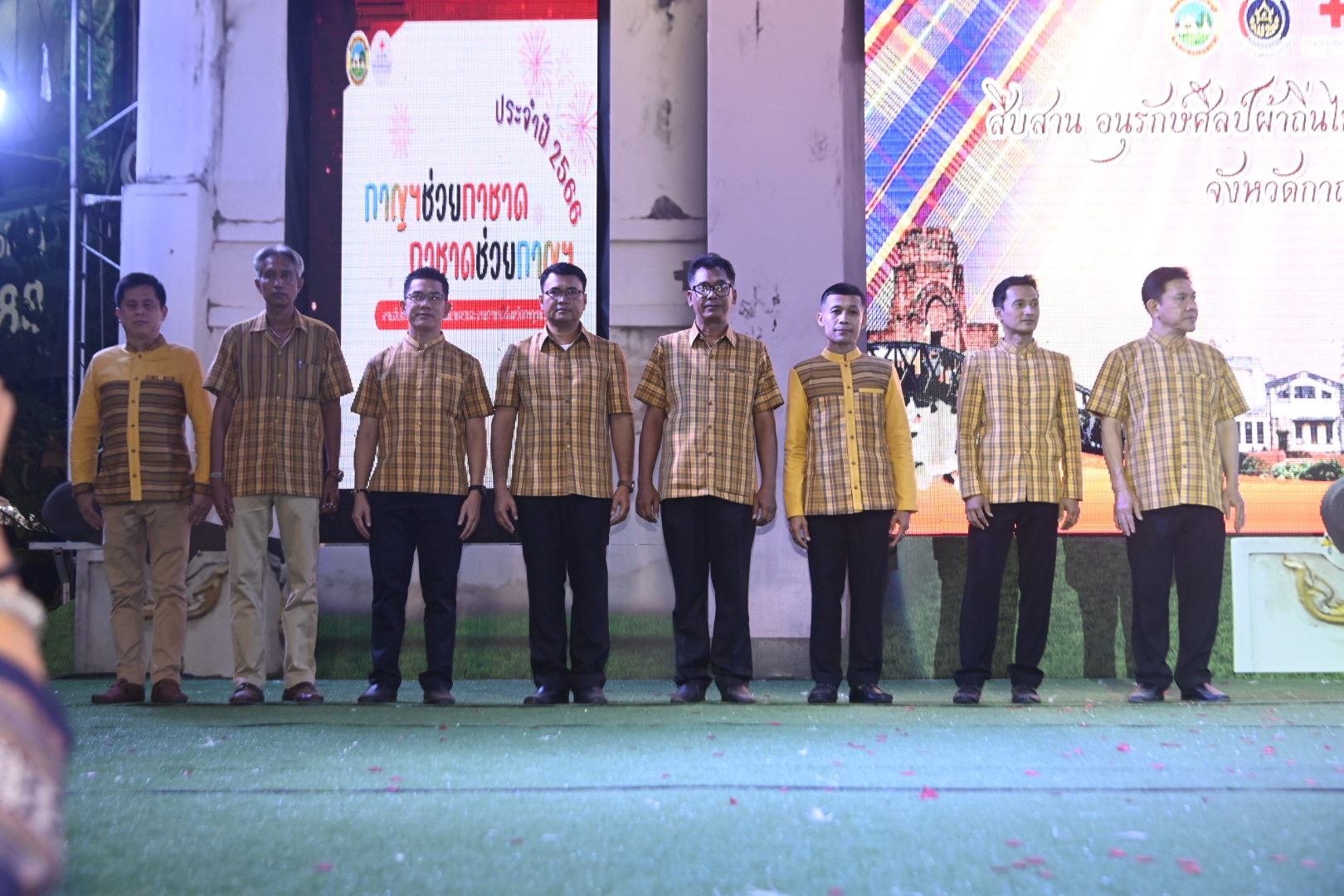 สุดอลังการ:ผู้ว่ากาญจน์ ยกขบวนทัพ ส่วนราชการ รัฐวิสาหกิจ ภาคเอกชน ผู้นำชุมชน ในจังหวัด เดินแบบการกุศลผ้าไทยใส่ให้สนุก “สืบสาน อนุรักษ์ศิลป์ผ้าถิ่นไทย ดำรงไว้ในถิ่นกาญจน์” ในงานสัปดาห์สะพานข้ามแม่น้ำแควและงานกาชาด จังหวัดกาญจนบุรี ประจำปี 2566