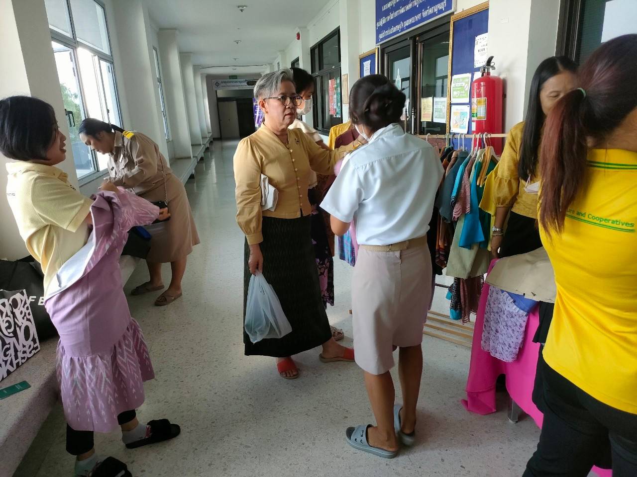 พช. กาญจนบุรี ขับเคลื่อนองค์กรคุณธรรม “แลก เปลี่ยน โลก” ในกิจกรรมแลกเปลี่ยน แบ่งปันเสื้อผ้า ชุดทำงาน ผ้าไทย สู่ “การแบ่งปัน สร้างสรรค์รอยยิ้ม”