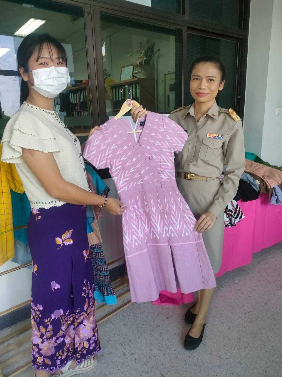 พช. กาญจนบุรี ขับเคลื่อนองค์กรคุณธรรม “แลก เปลี่ยน โลก” ในกิจกรรมแลกเปลี่ยน แบ่งปันเสื้อผ้า ชุดทำงาน ผ้าไทย สู่ “การแบ่งปัน สร้างสรรค์รอยยิ้ม”