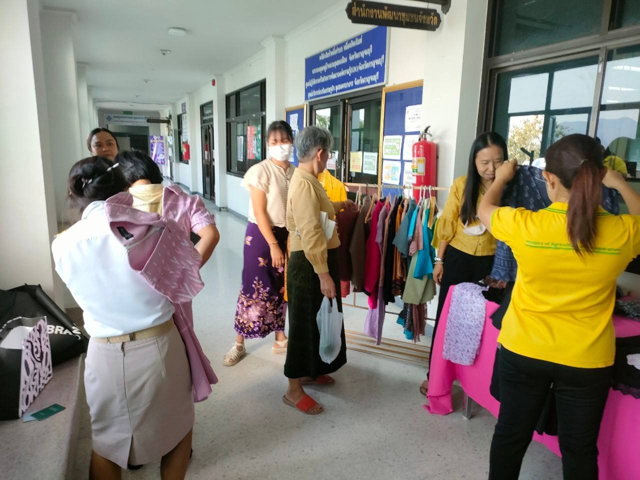 พช. กาญจนบุรี ขับเคลื่อนองค์กรคุณธรรม “แลก เปลี่ยน โลก” ในกิจกรรมแลกเปลี่ยน แบ่งปันเสื้อผ้า ชุดทำงาน ผ้าไทย สู่ “การแบ่งปัน สร้างสรรค์รอยยิ้ม”