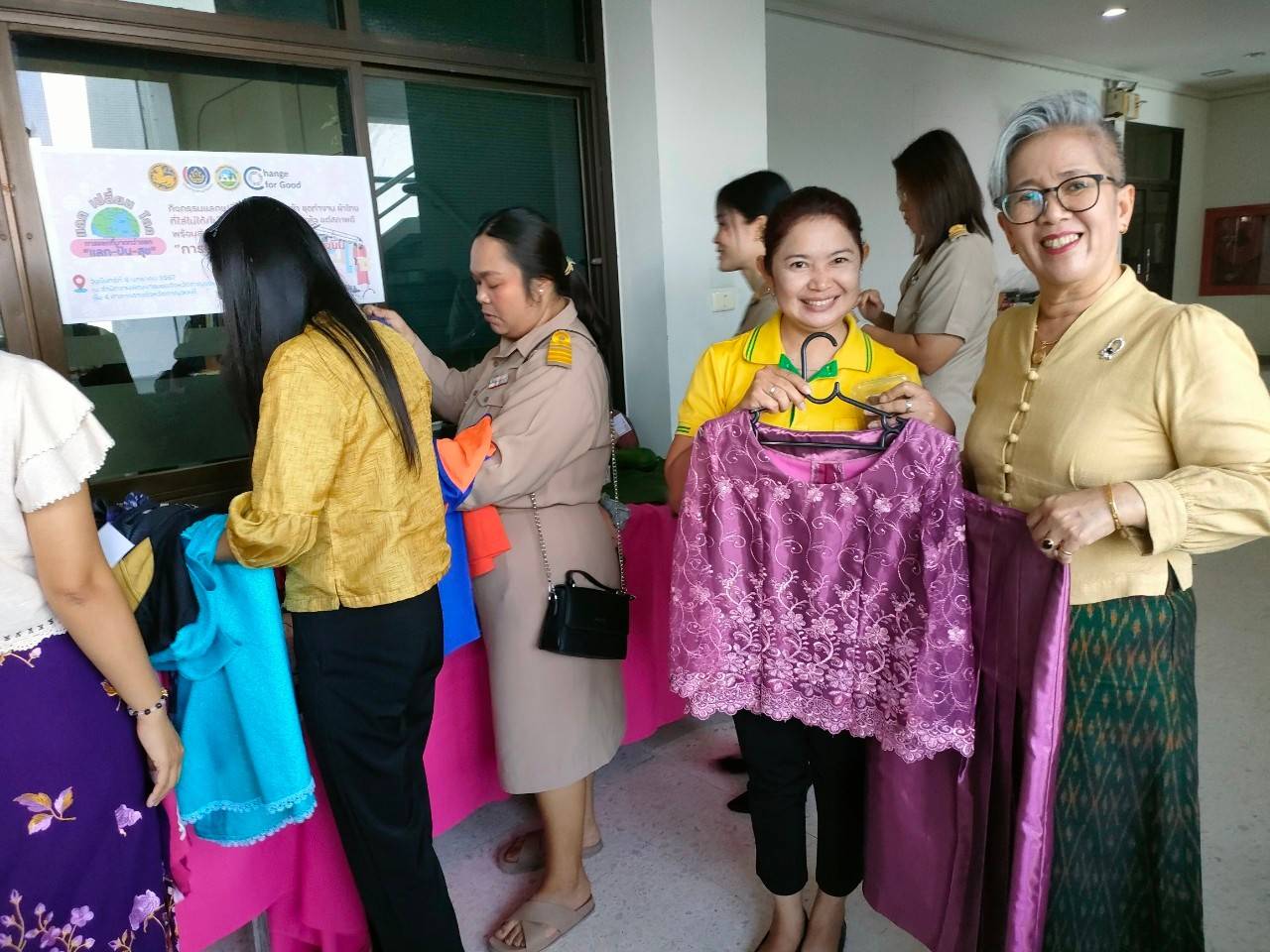 พช. กาญจนบุรี ขับเคลื่อนองค์กรคุณธรรม “แลก เปลี่ยน โลก” ในกิจกรรมแลกเปลี่ยน แบ่งปันเสื้อผ้า ชุดทำงาน ผ้าไทย สู่ “การแบ่งปัน สร้างสรรค์รอยยิ้ม”